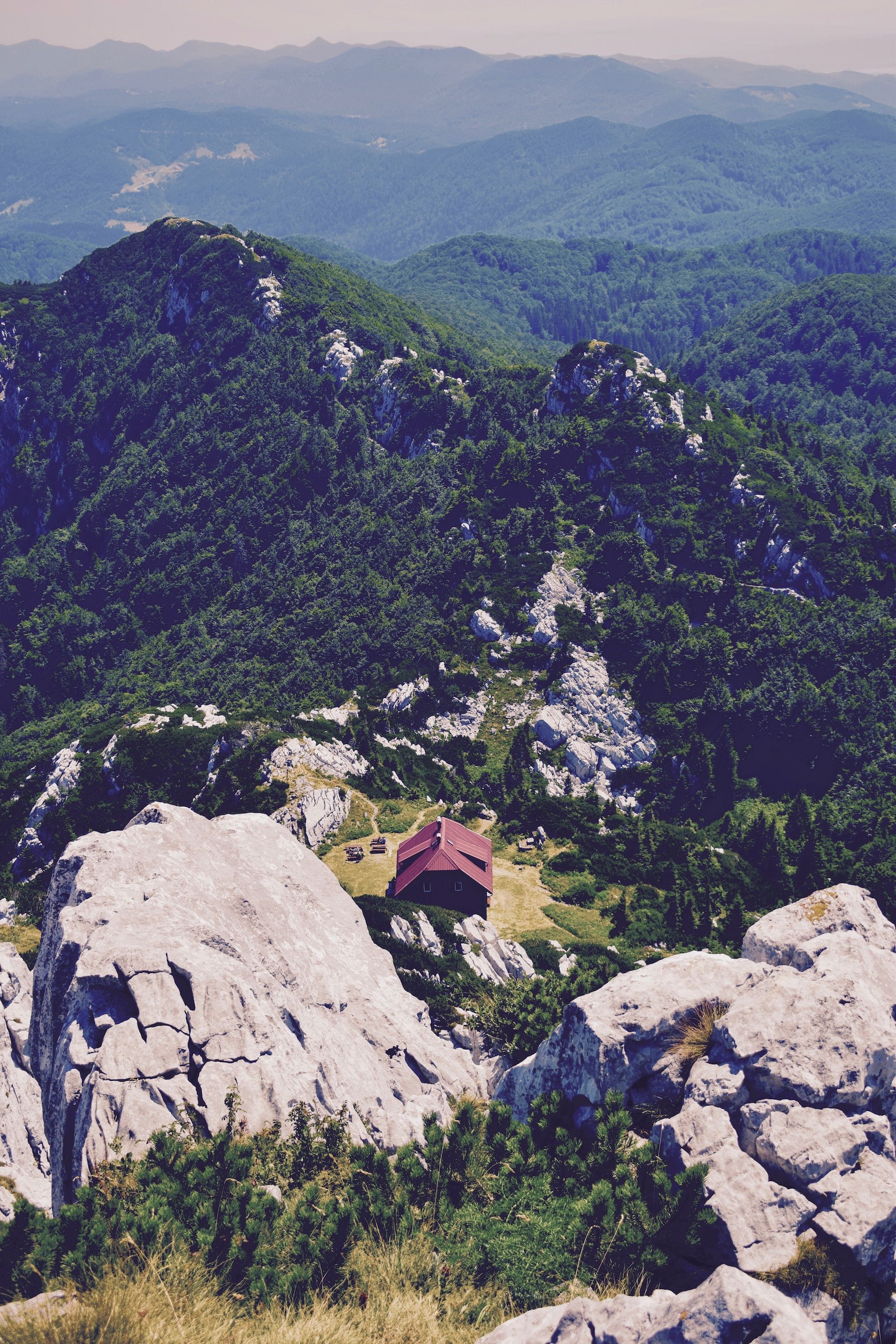 Casa no meio de uma montanha rochosa cercada por colinas