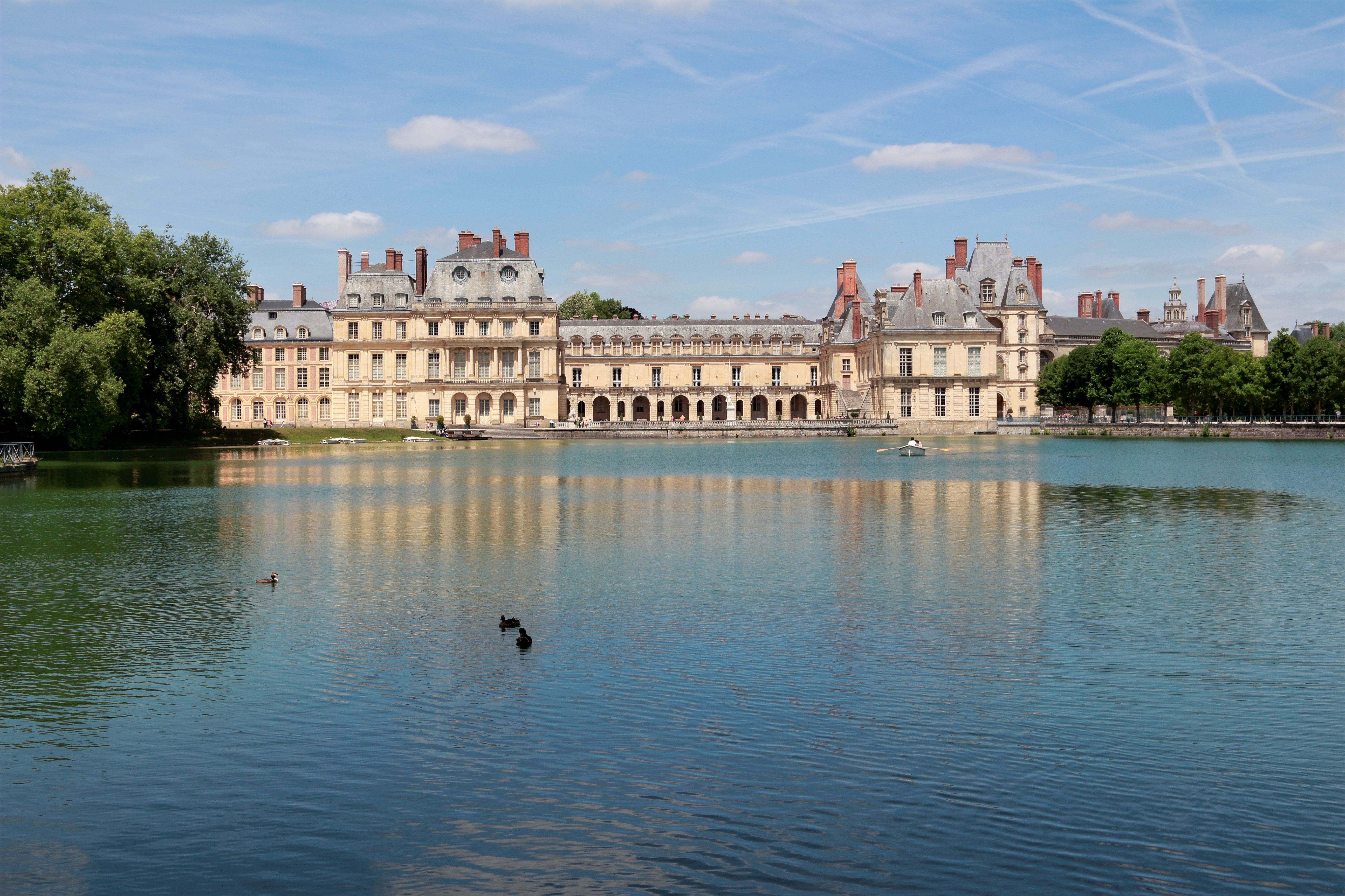 Castelo de Fontainebleau à luz do dia