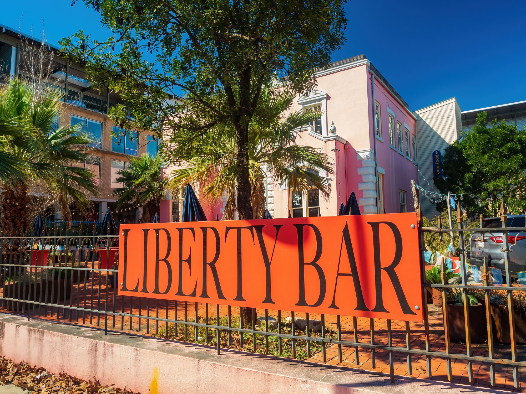 10-best-happy-hour-bars-that-austin-is-known-for