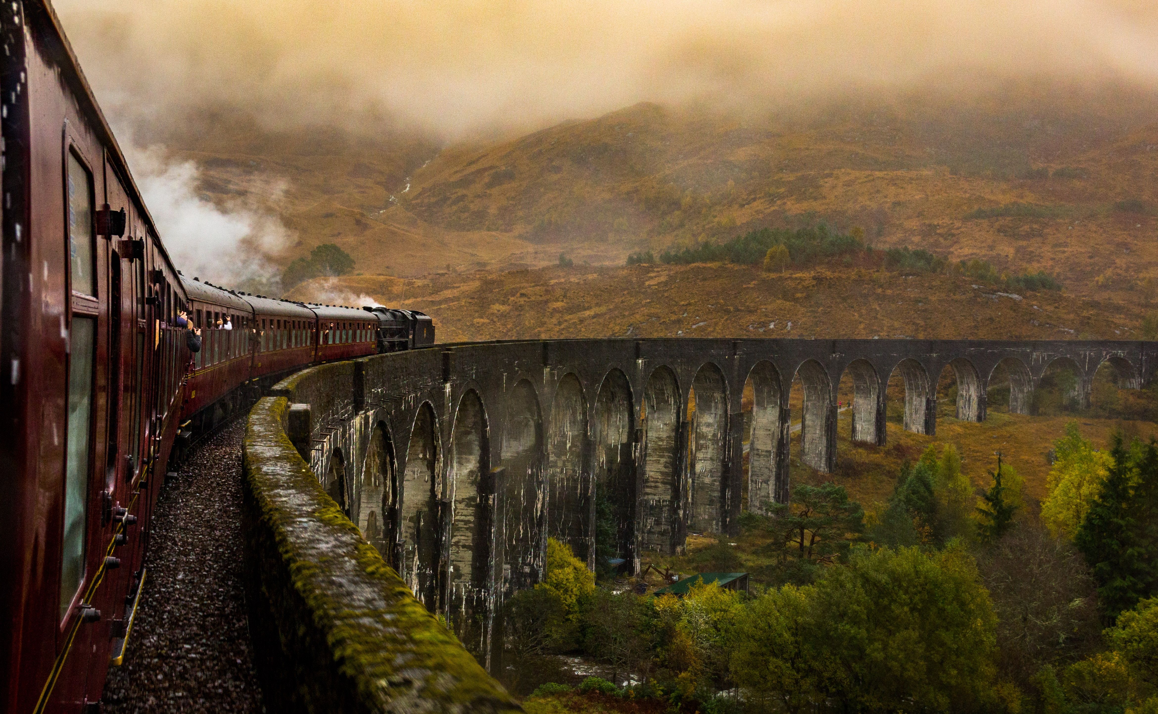 A West Highland Line passando pelo Viaduto Glenfinnan na Escócia