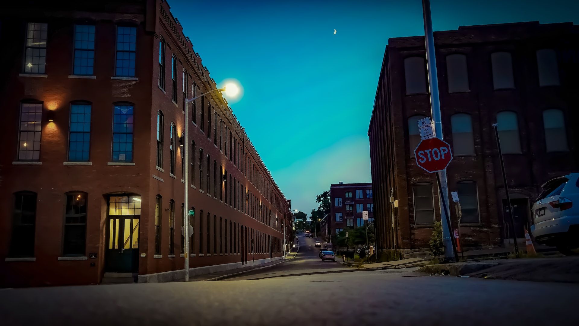 Vista dos edifícios de Worcester à noite.