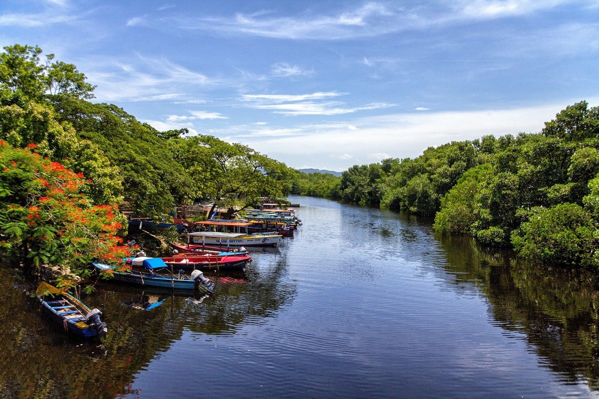Barcos em um rio na Jamaica
