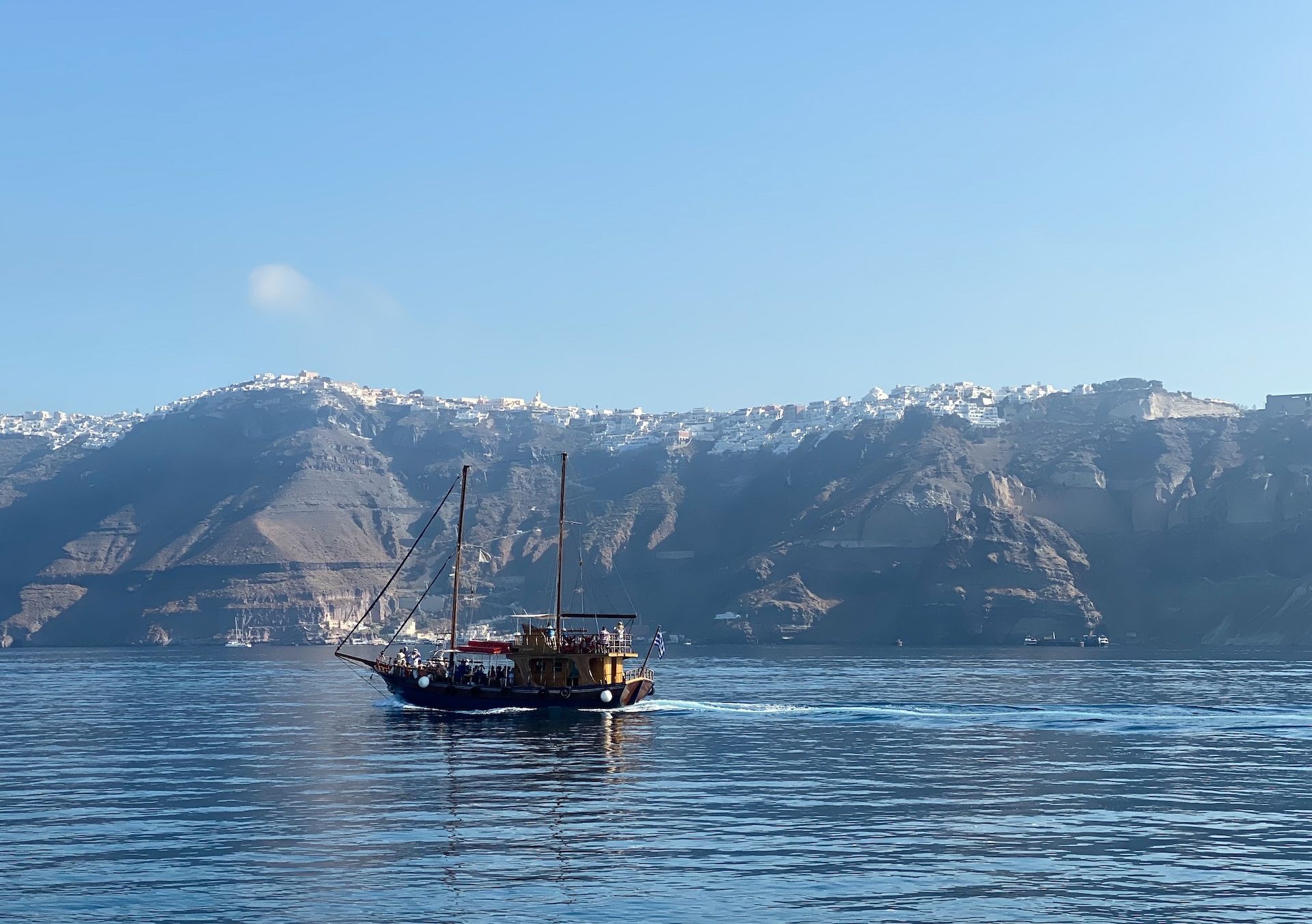 Εκδρομή με σκάφος με ιστιοπλοΐα στις ακτές της Σαντορίνης, Ελλάδα