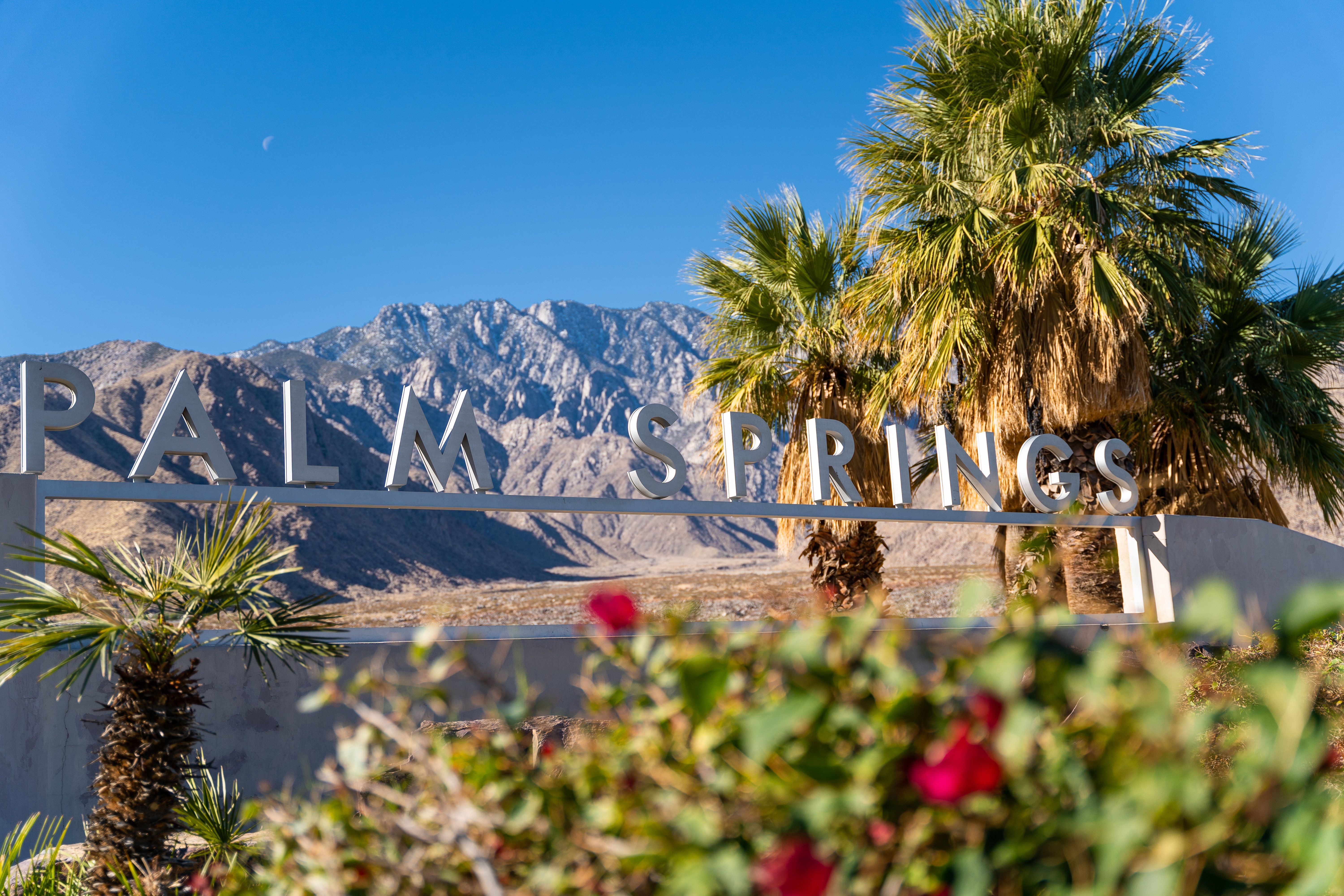 Sign welcoming visitors to Palm Springs 