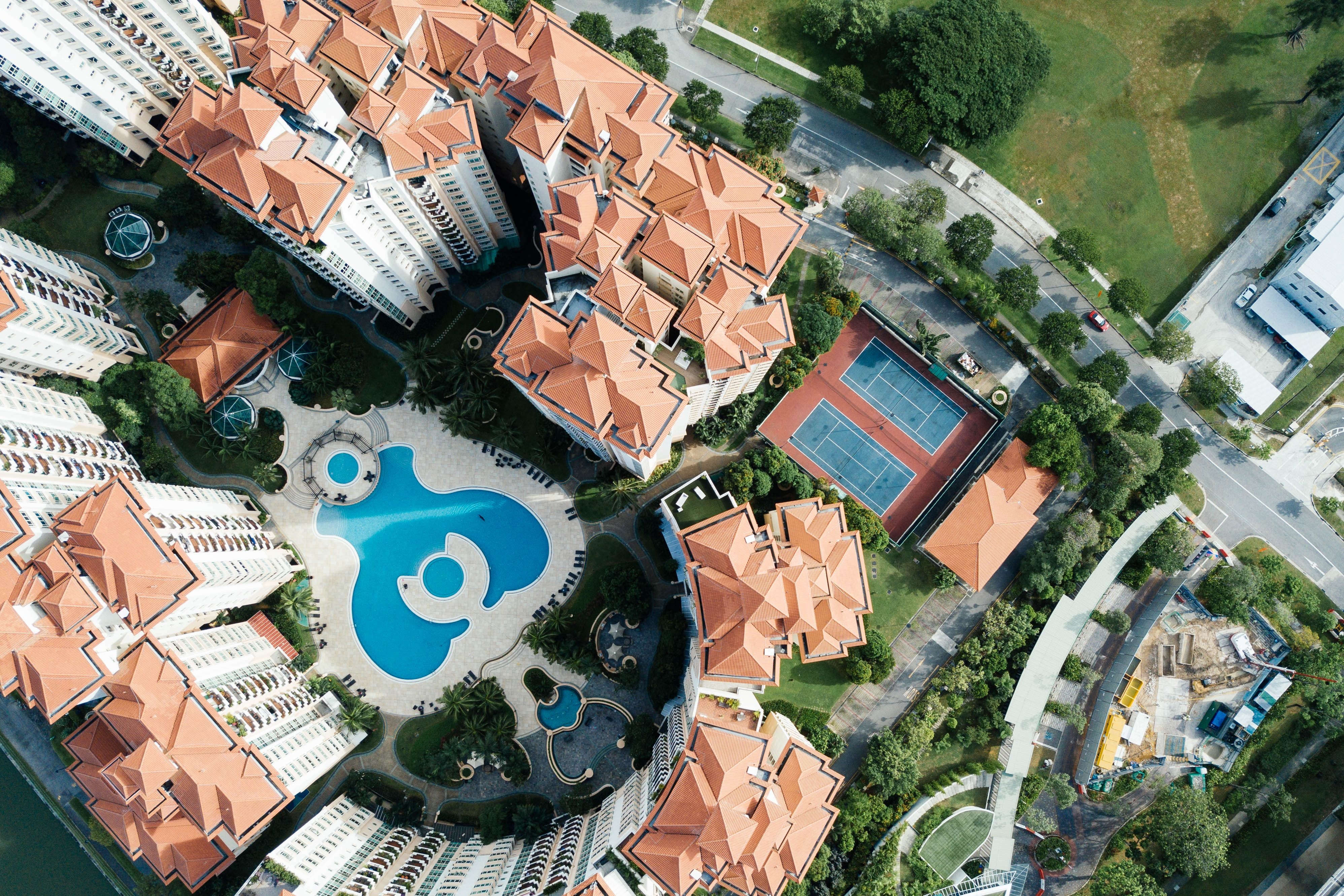 Vista aérea de um hotel resort com piscina