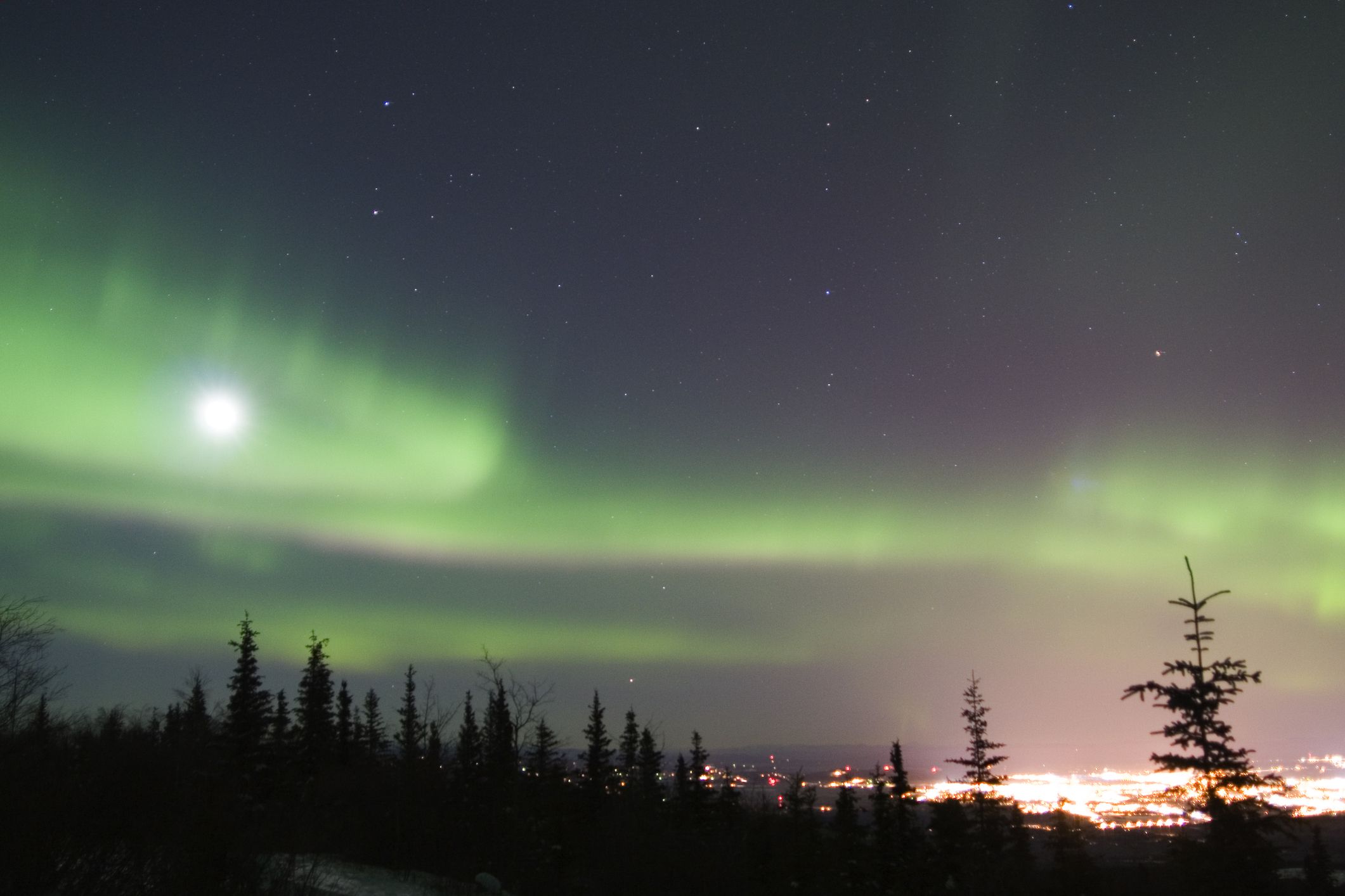 Aurora Boreal ativa sobre Fairbanks, Alasca