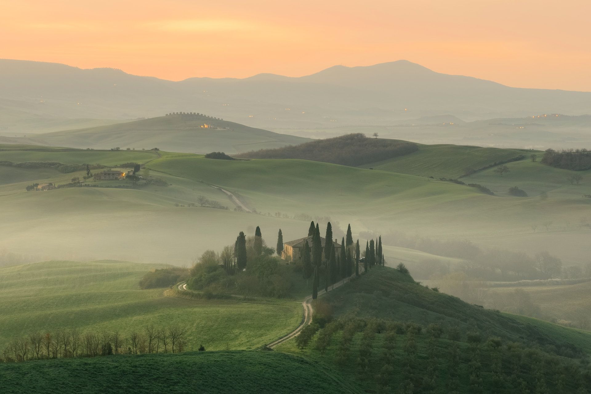 Nascer do sol sobre uma paisagem da Toscana, Itália
