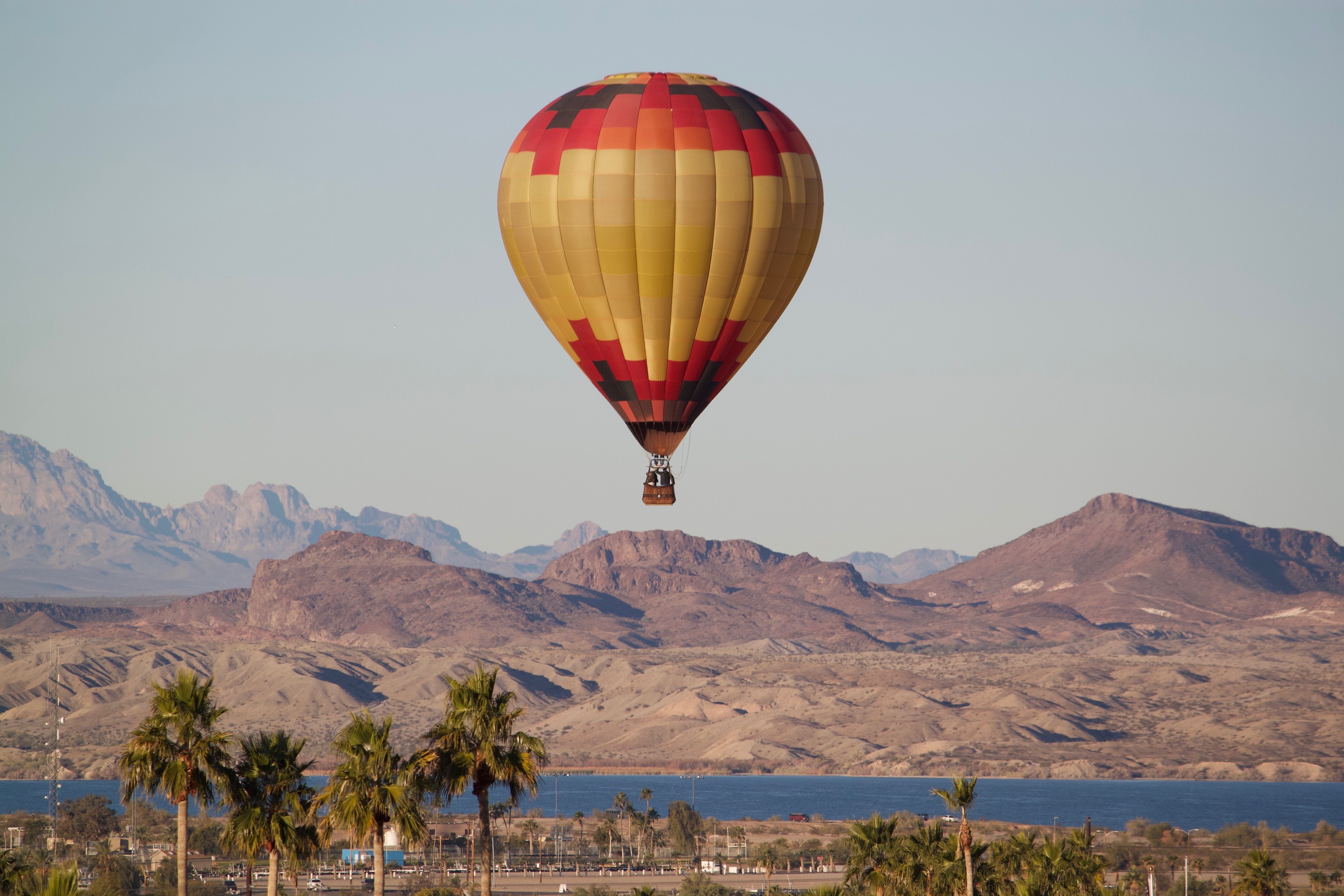 Havasu BalloonFest 2020. Balão de ar quente sobre o lago.