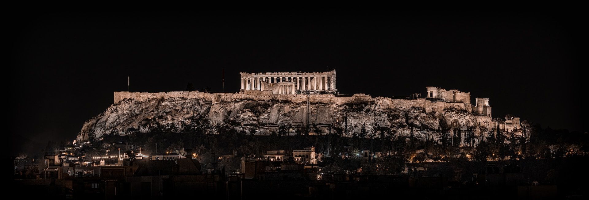 Ο Παρθενώνας στην Αθήνα τη νύχτα, Ελλάδα
