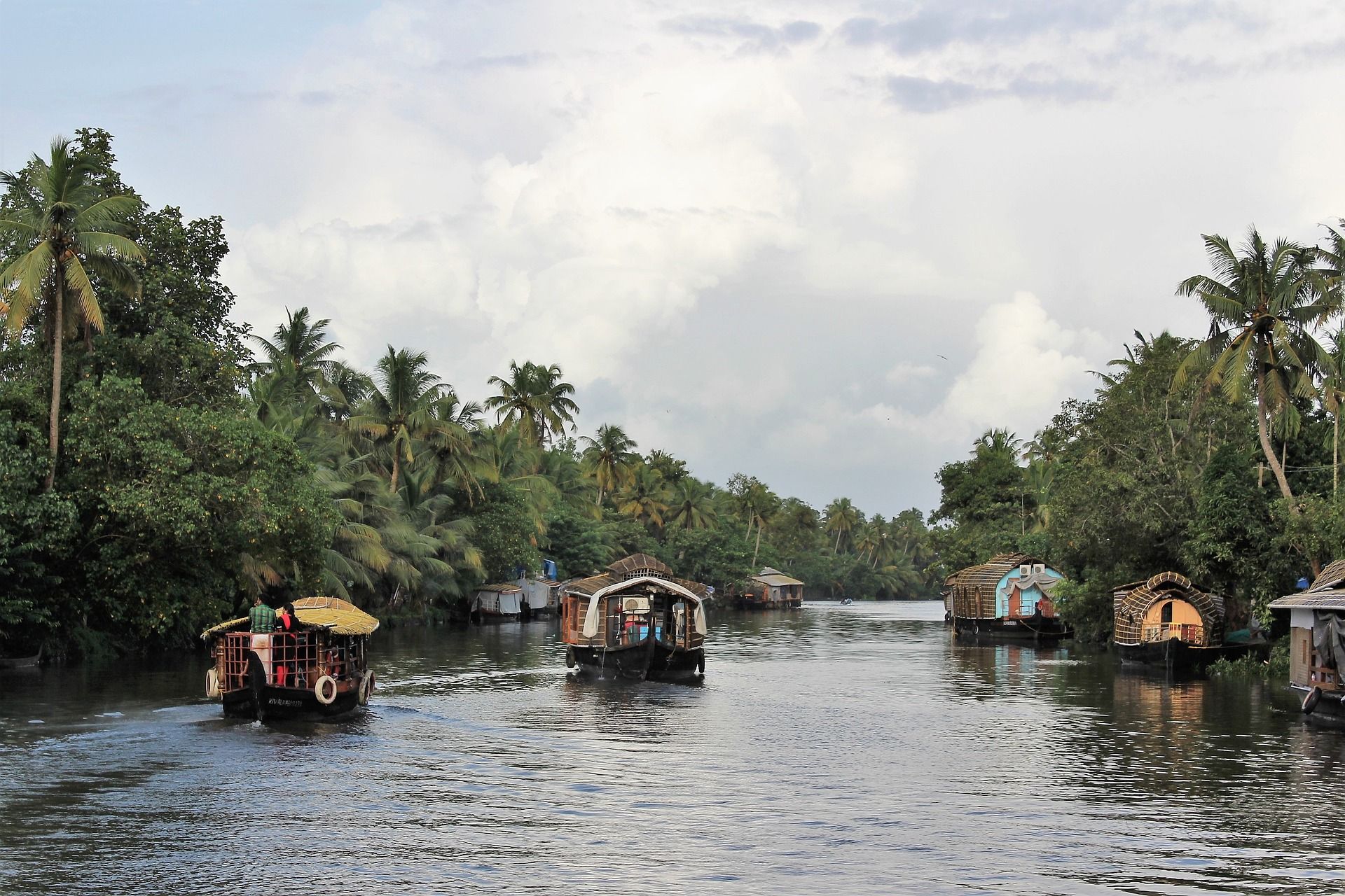 Casas flutuantes nos remansos em Kerala