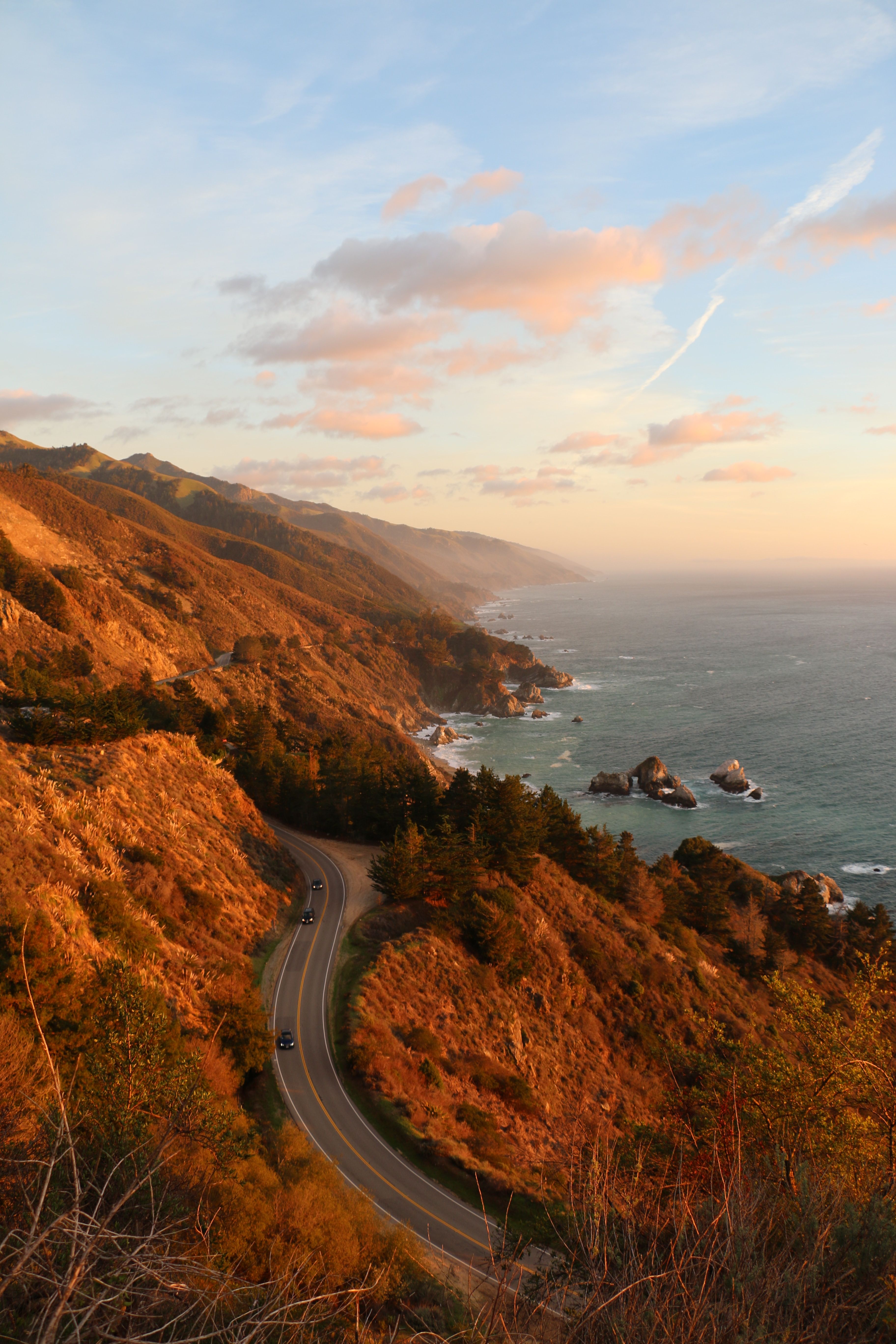 estrada sinuosa na costa da Califórnia 
