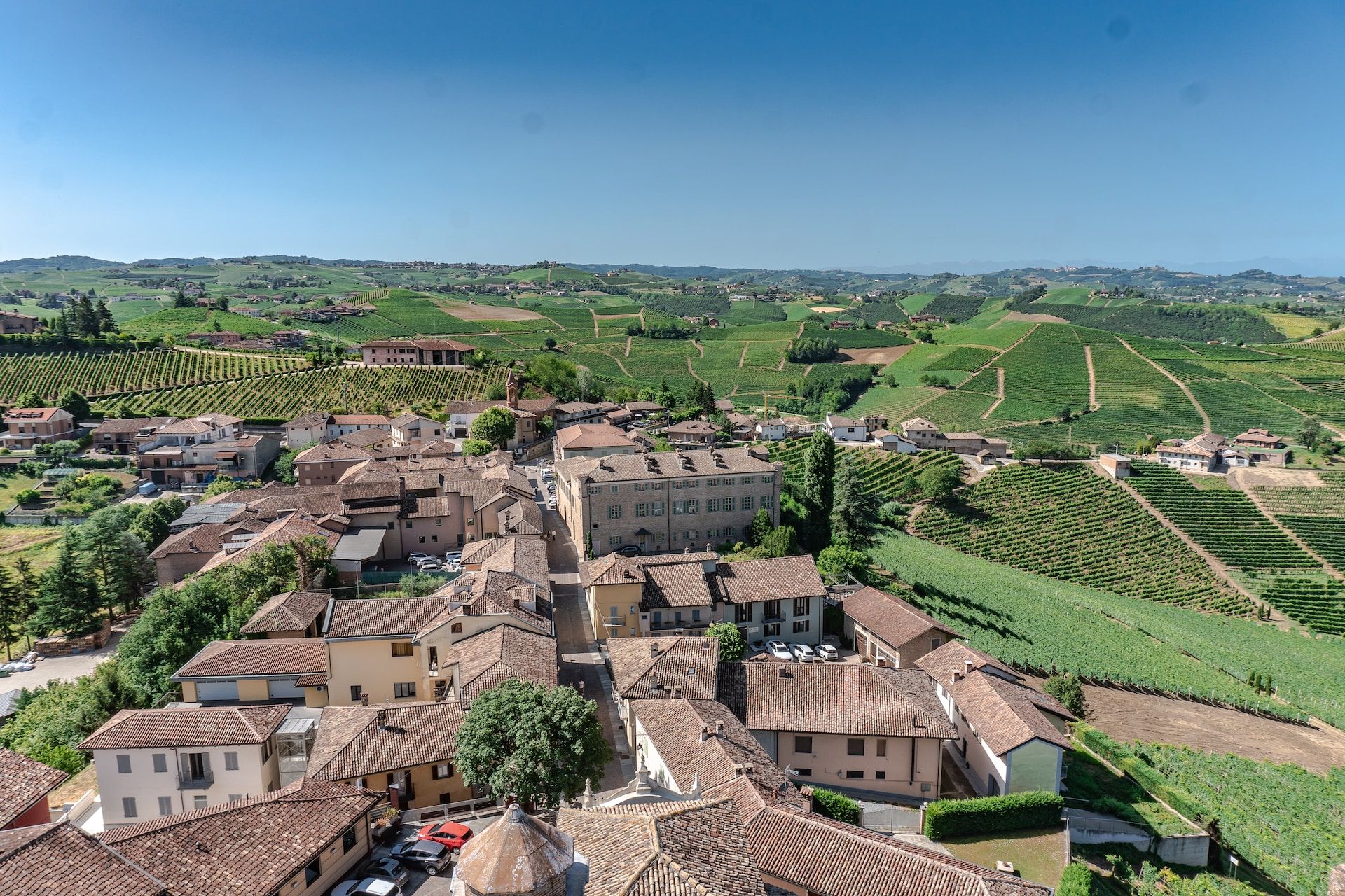 Vista aérea de vinhedos e vinícolas na região de Piemonte, na Itália