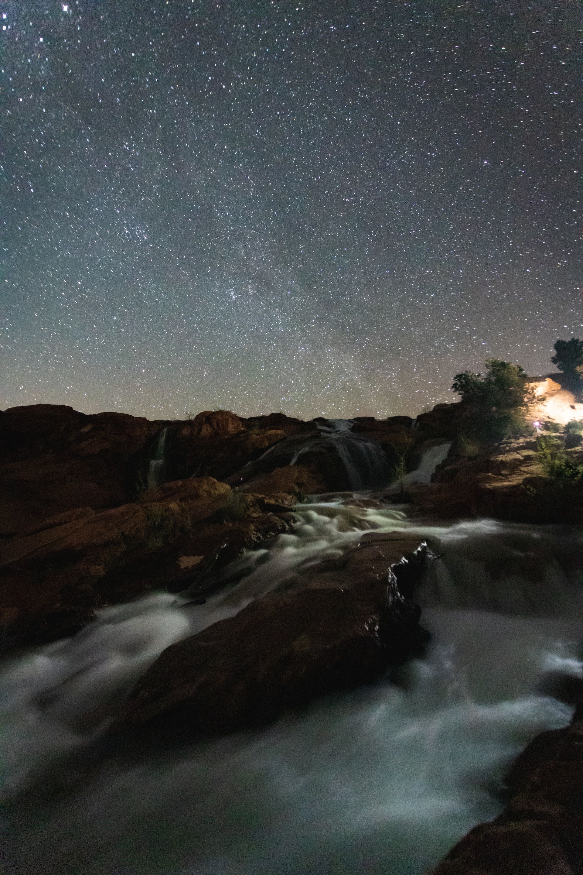 Gunlock State Park à noite com um céu estrelado, Utah, EUA
