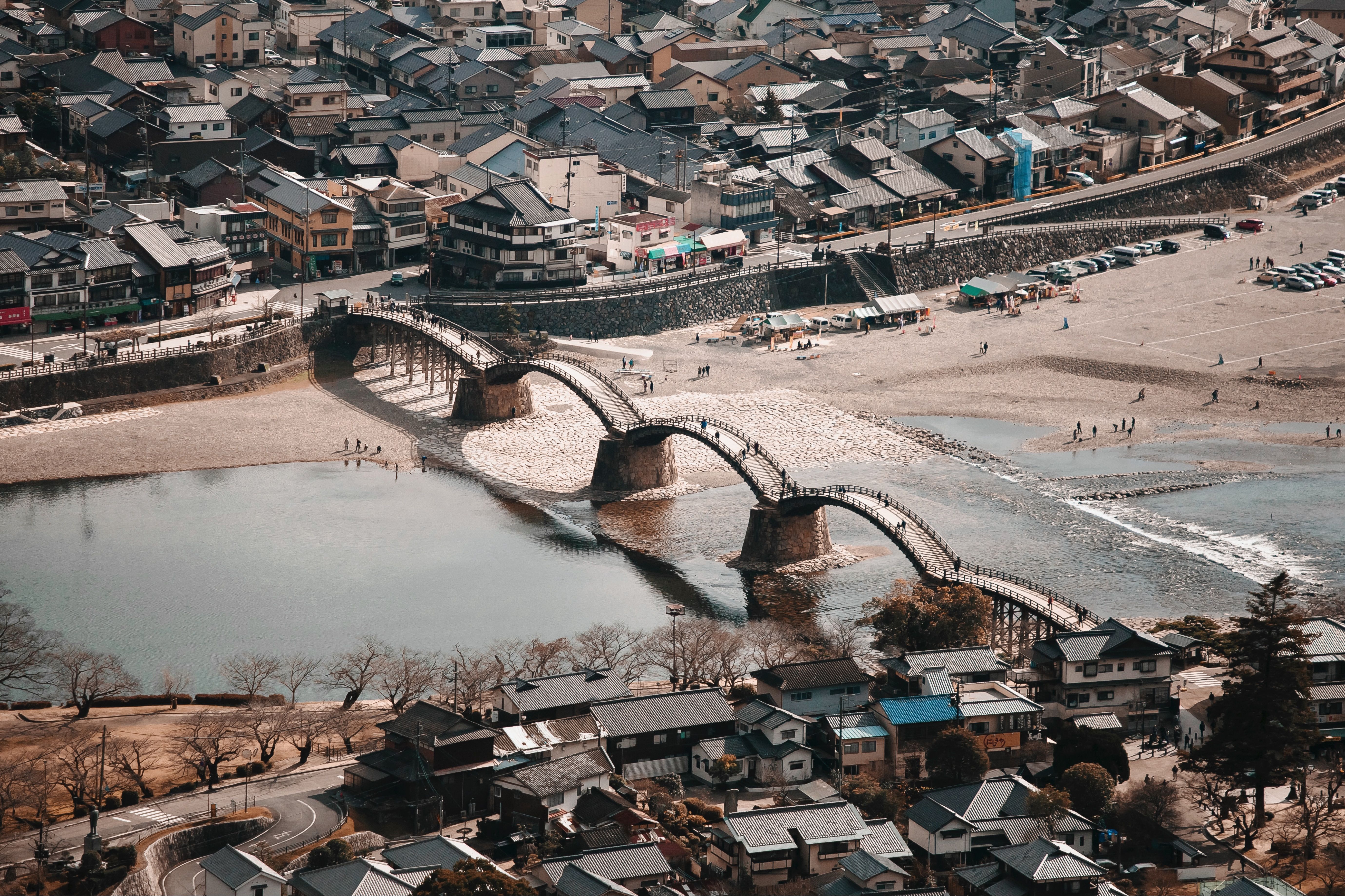 Vista aérea dos cinco arcos de uma ponte sobre um rio no Japão 