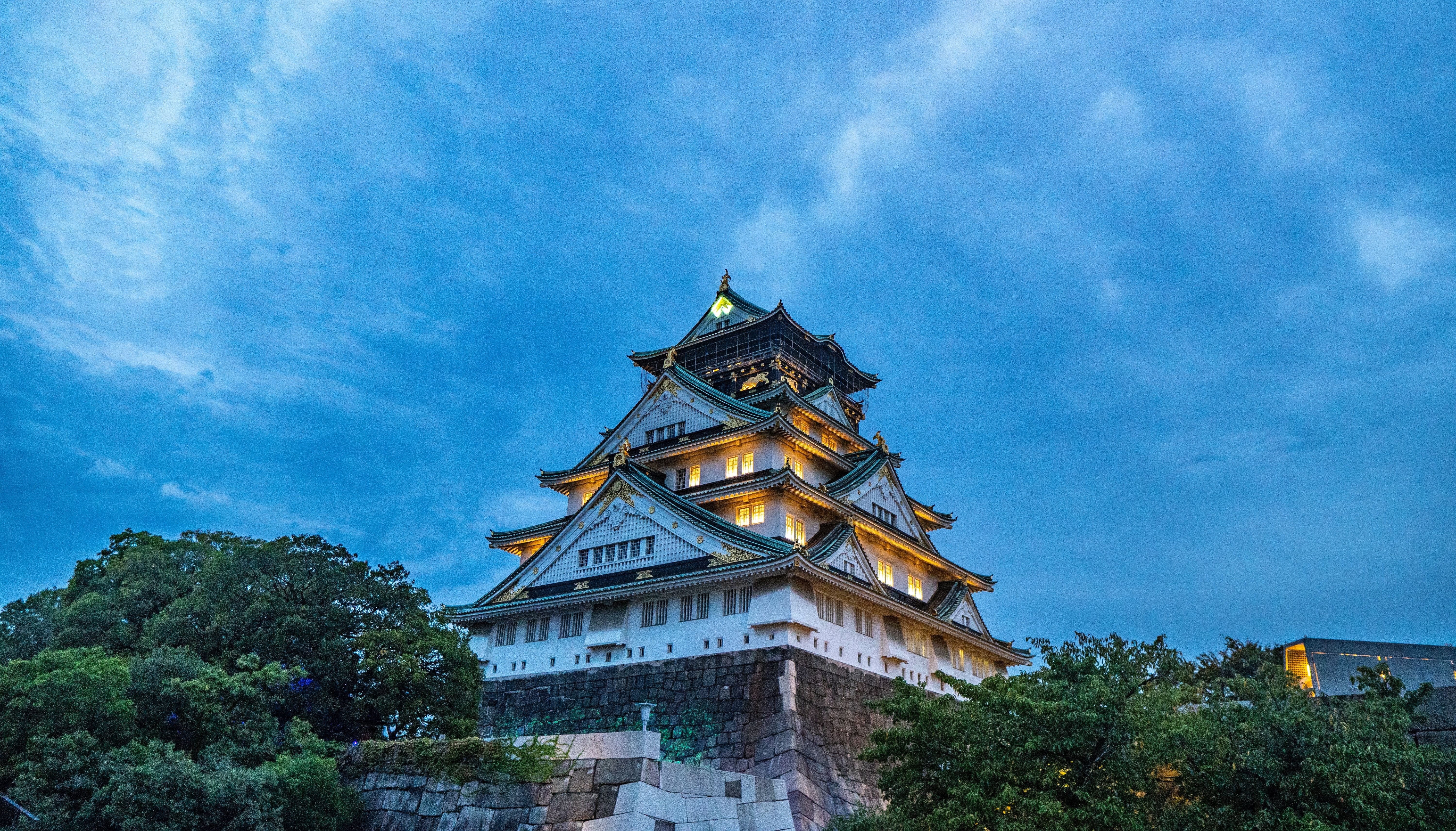 Osaka Castle at night