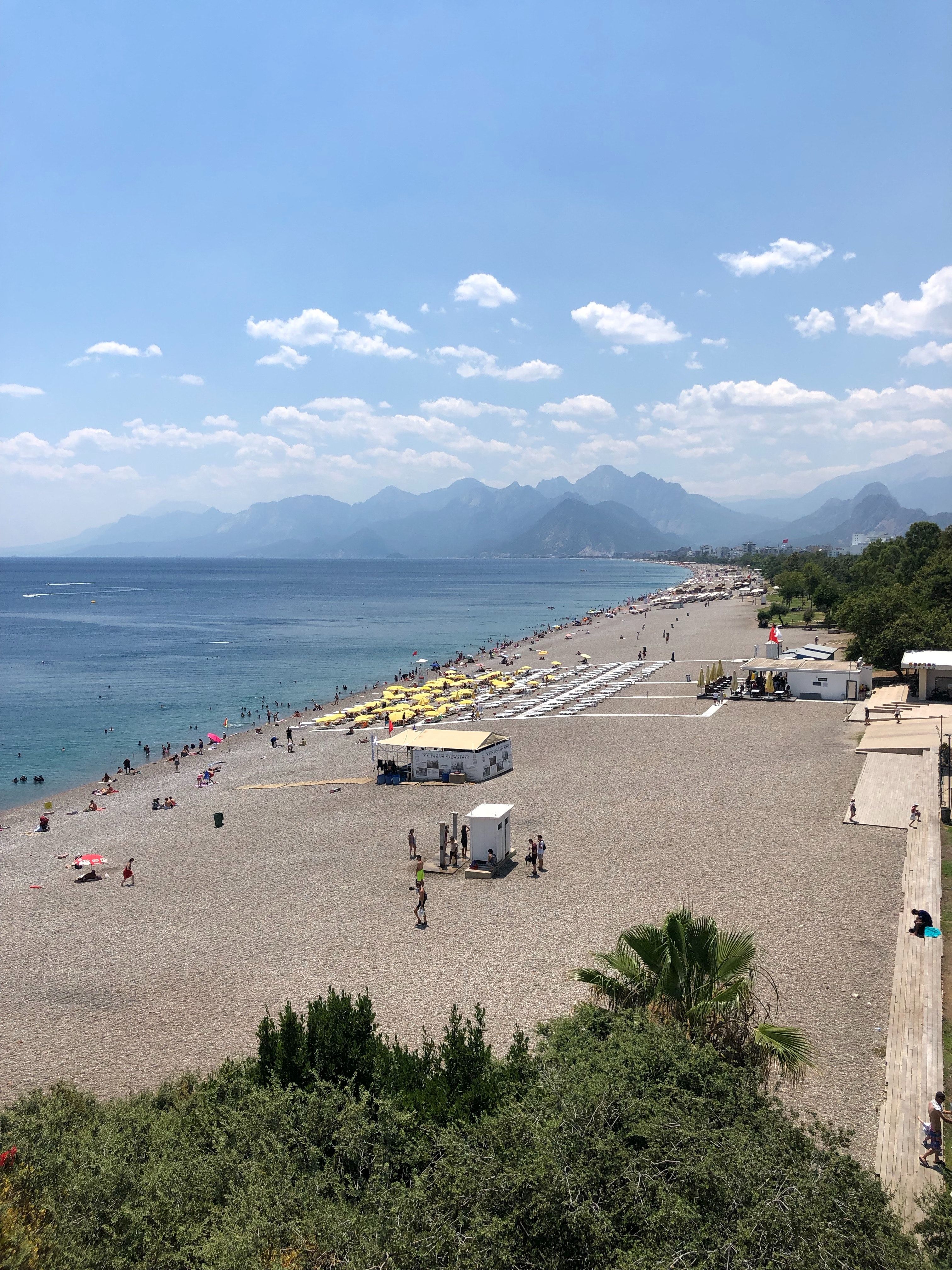 Praia de Konyaalti vista dos penhascos próximos, Antalya, Turquia