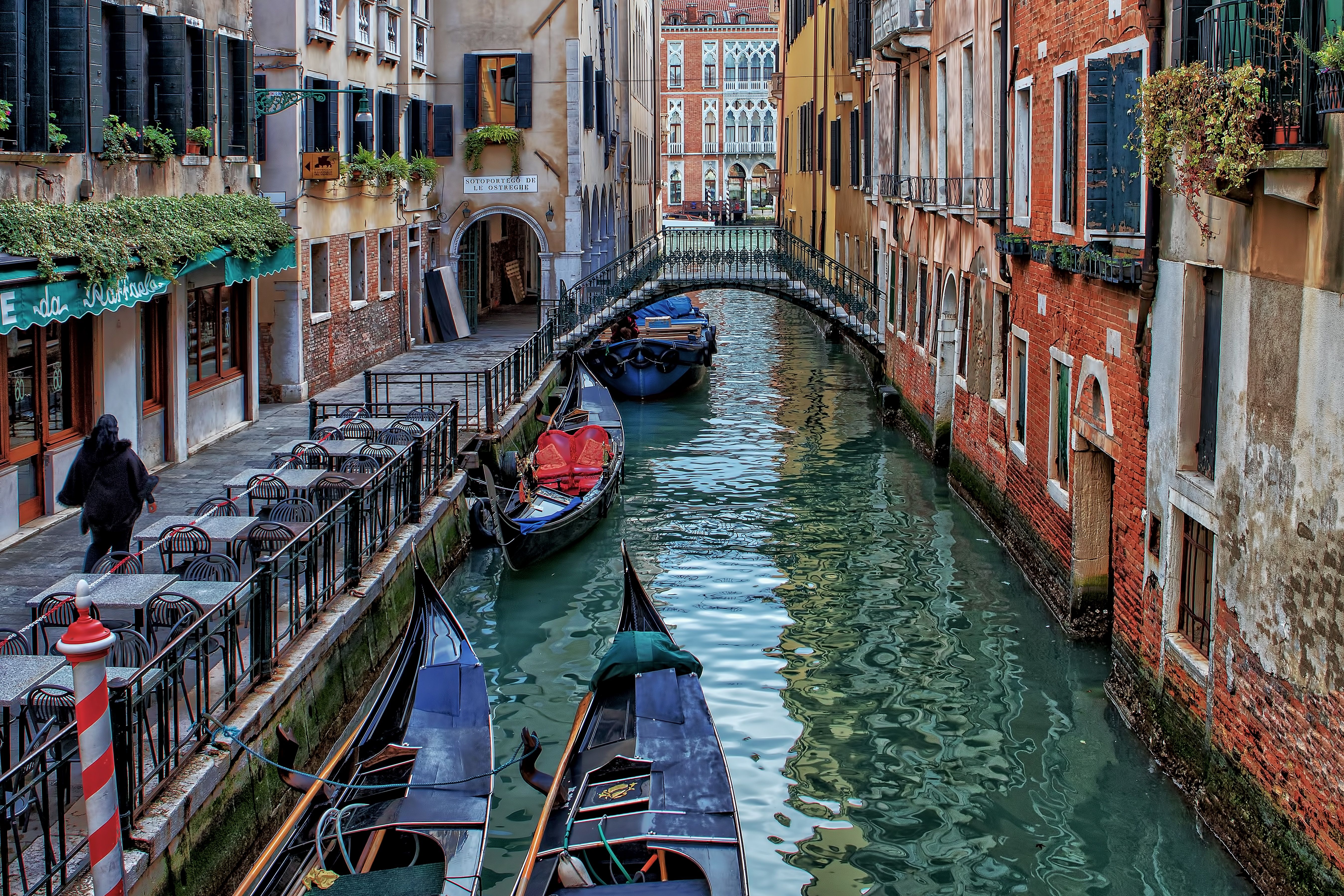 Gôndolas em um canal em Veneza 