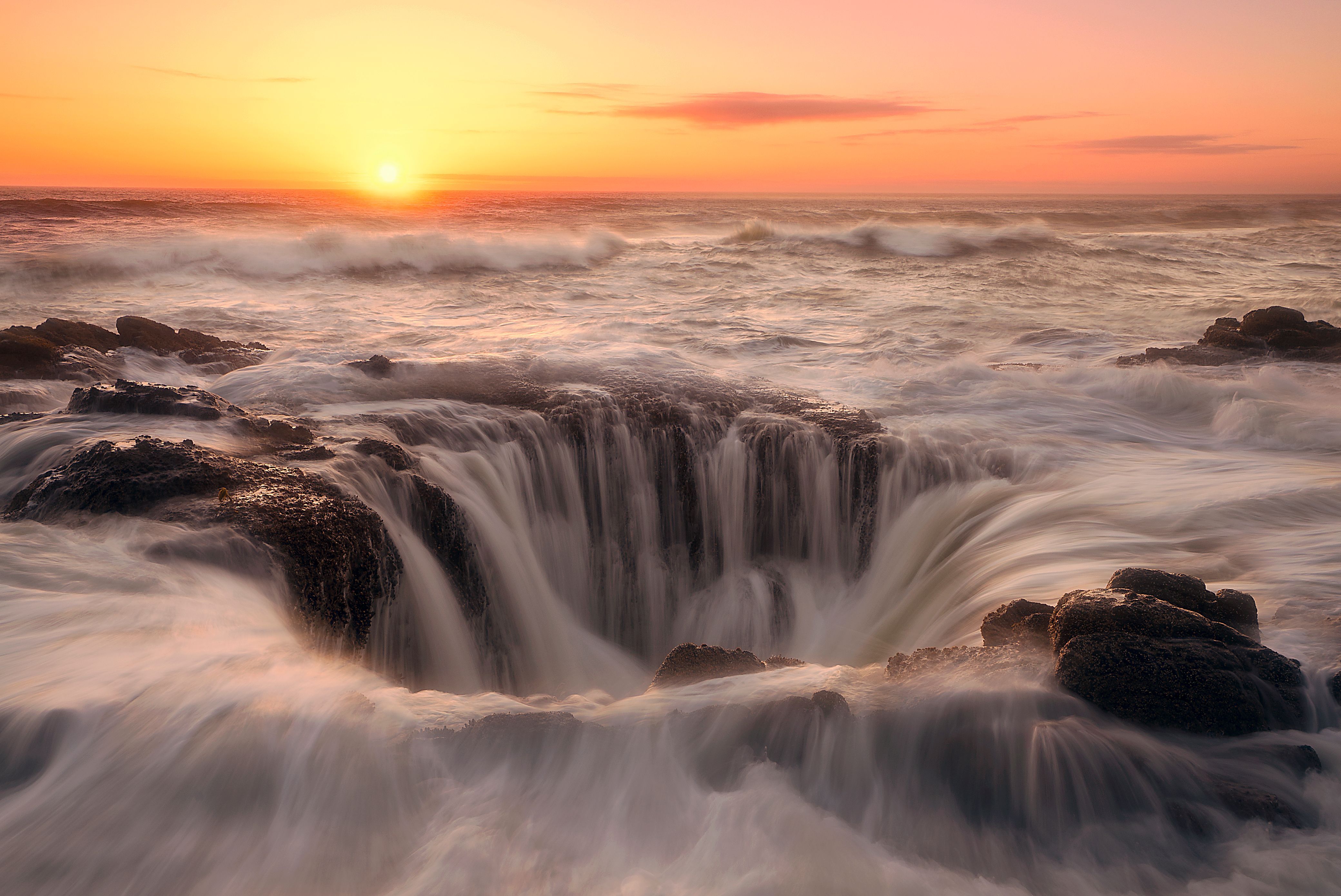 Beautiful Thor's Well at sunset