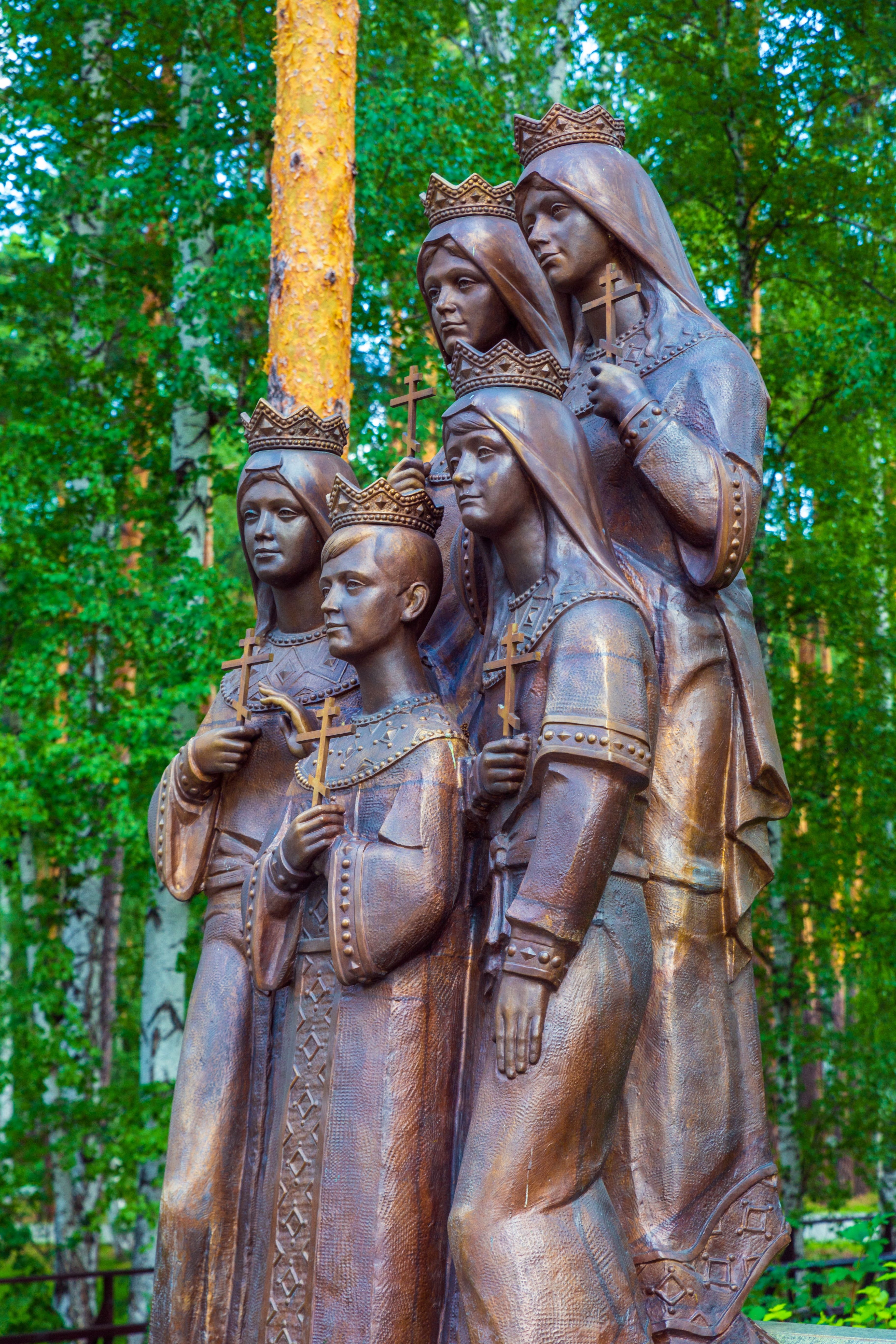 sculputure of romanov children in Russia, Yekaterinburg