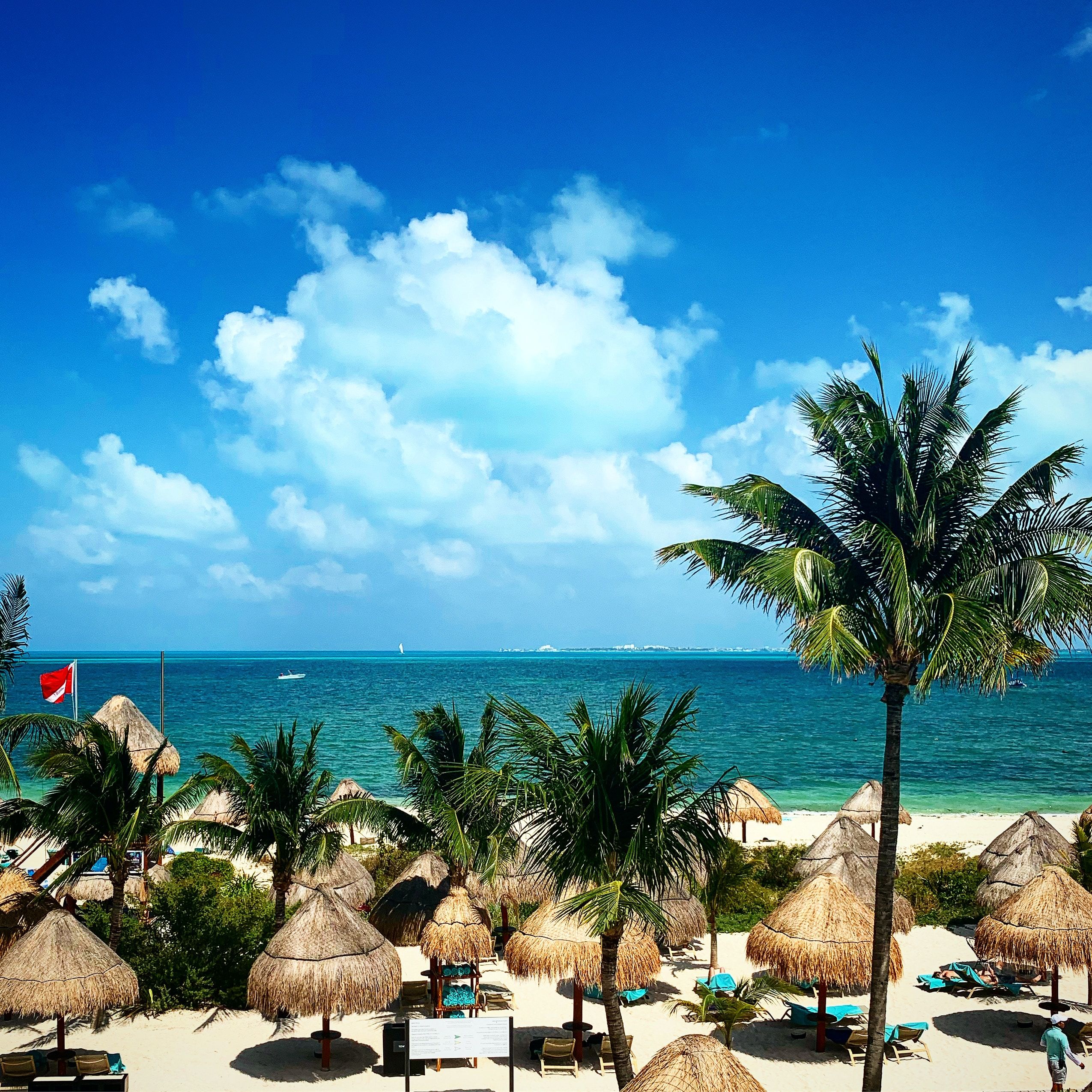 espreguiçadeiras brancas e marrons em um resort à beira-mar no México