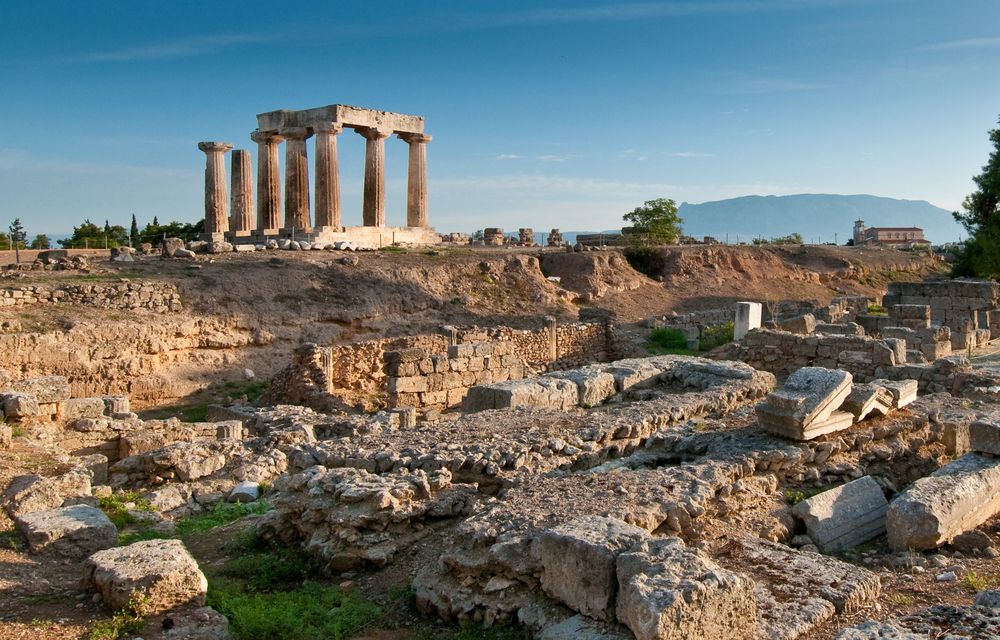 Ο ναός του Απόλλωνα ανάμεσα στα ερείπια της αρχαίας Κορίνθου στην Ελλάδα