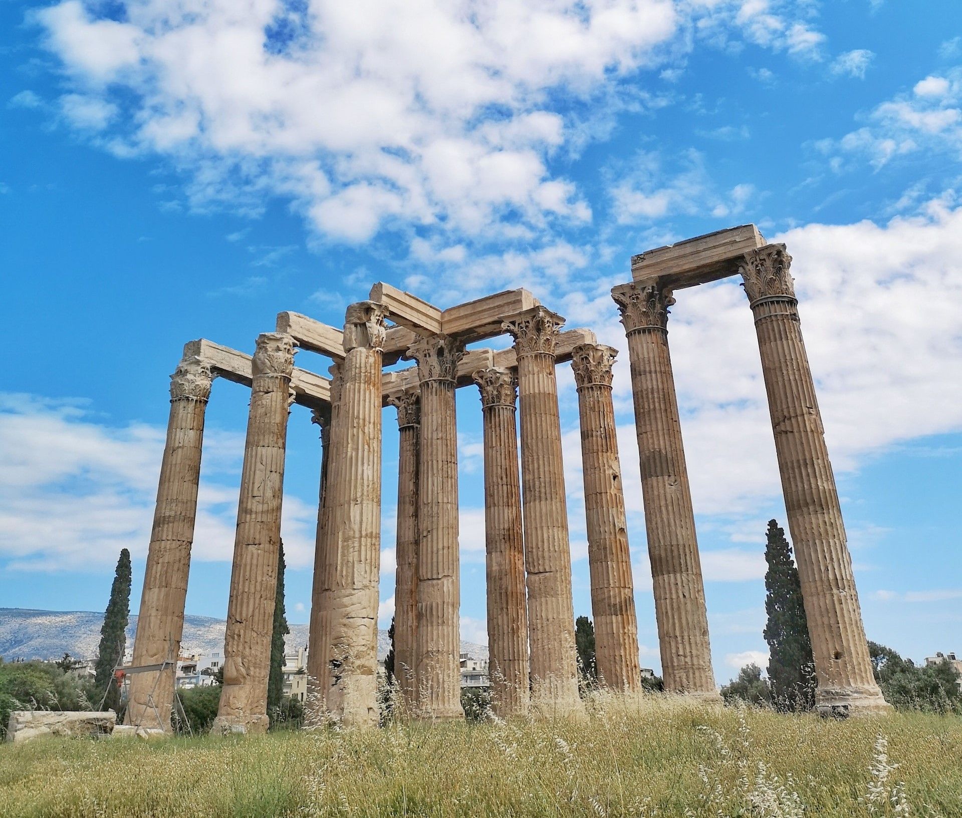 Τα πανύψηλα ερείπια του ναού του Ολυμπίου Διός στην Αθήνα, Ελλάδα.