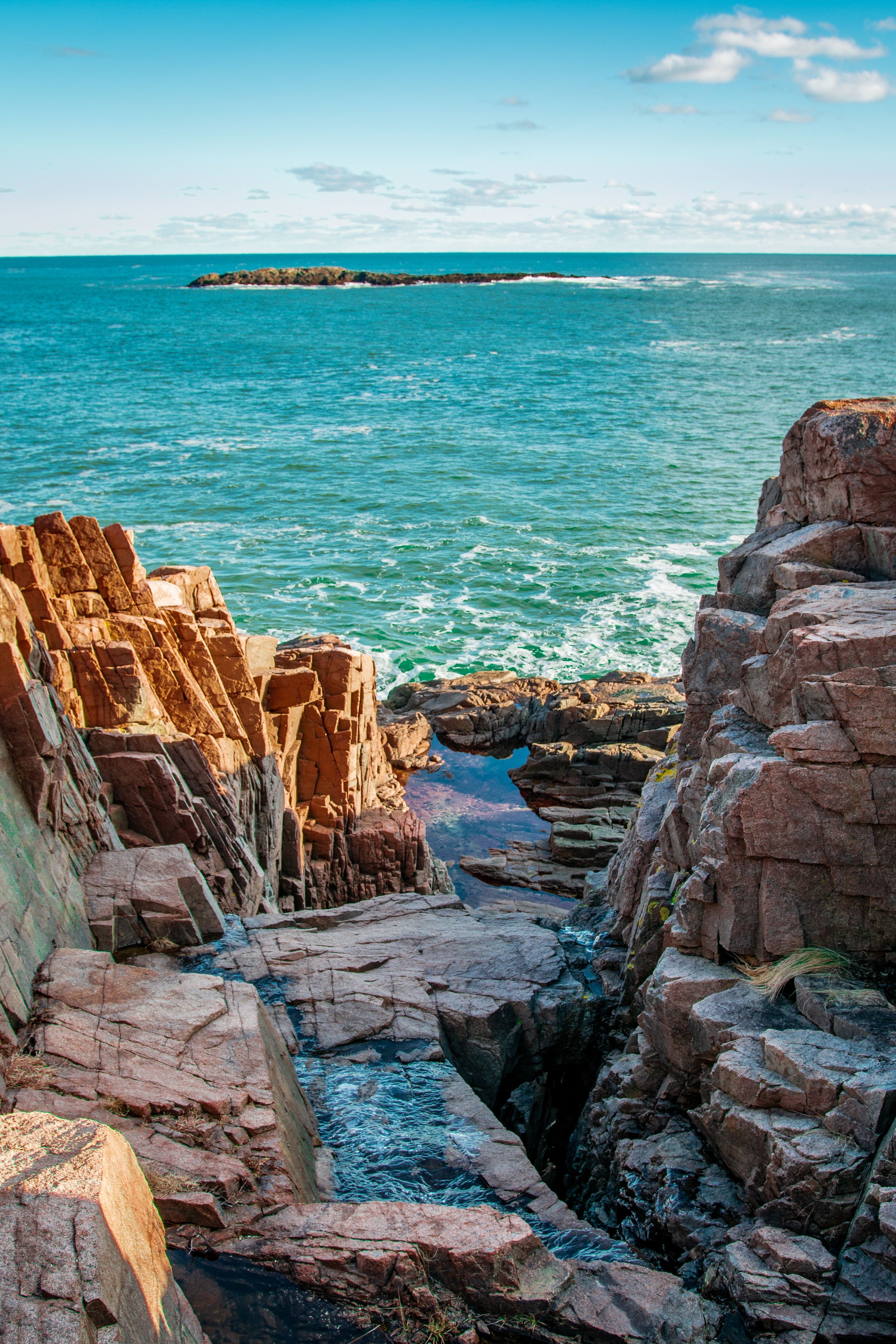 Águas azuis batendo nas rochas no Maine 