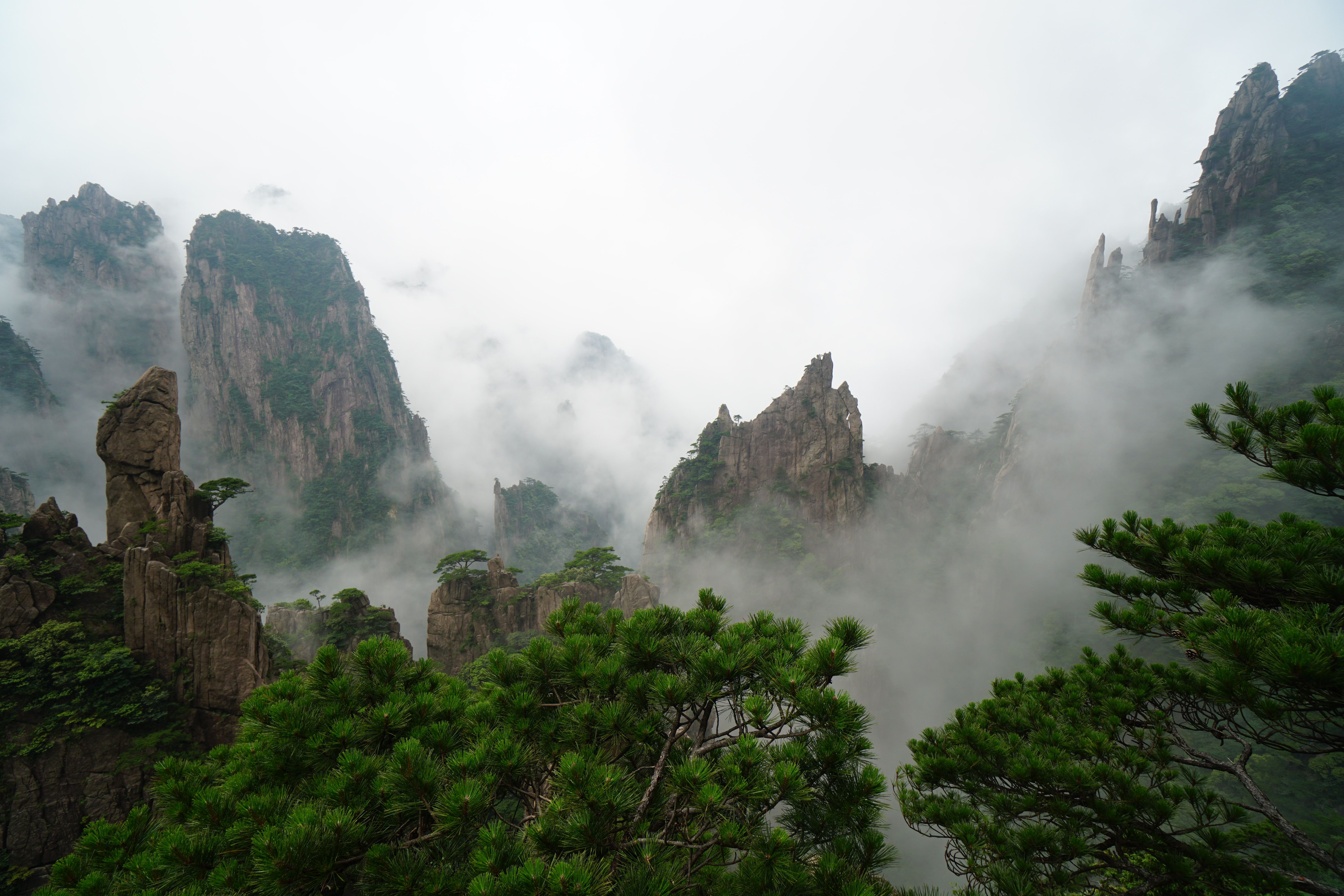 Monte Huangshan coberto de névoa espessa