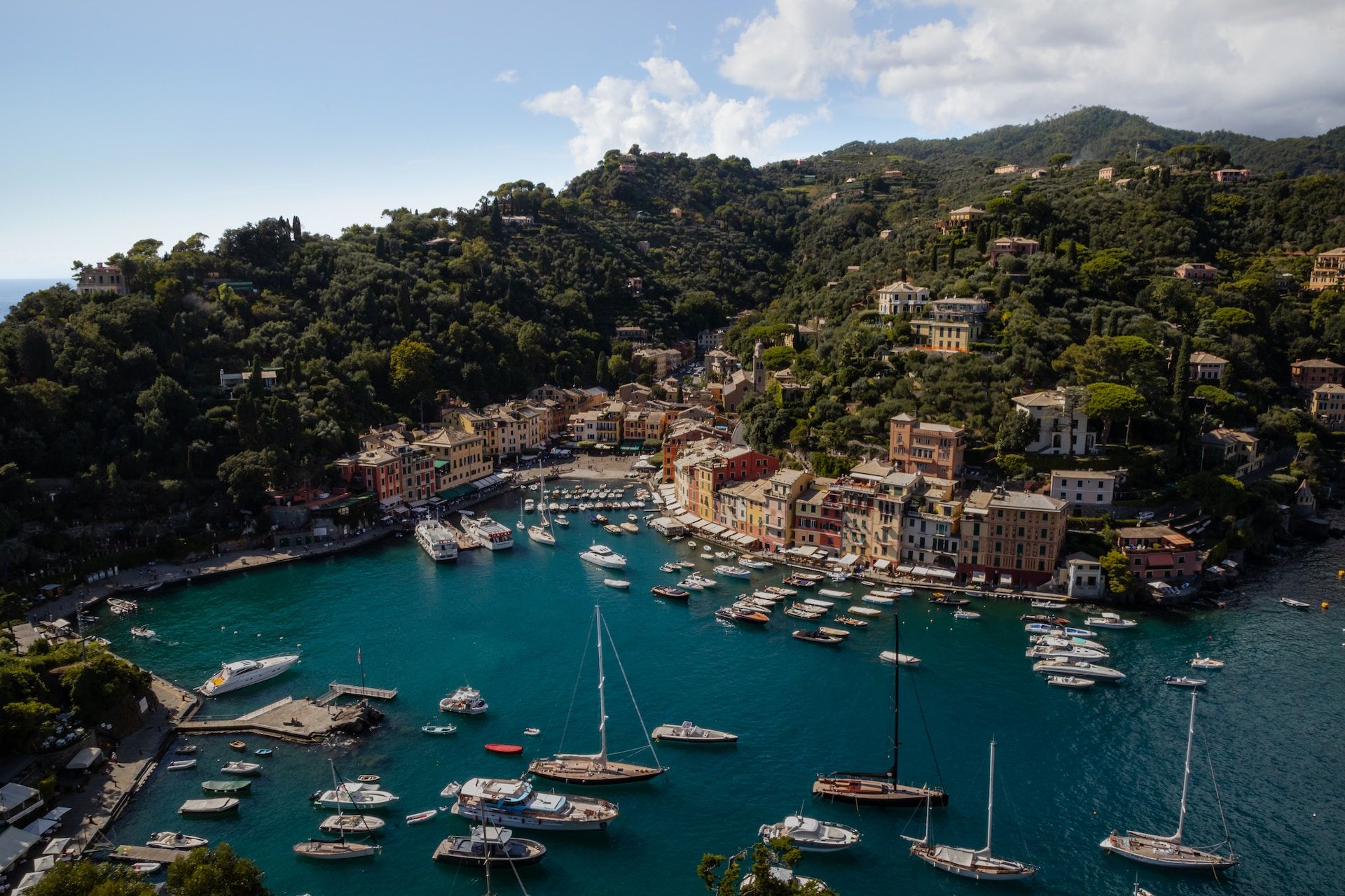 O porto de Portofino, cidade metropolitana de Gênova, Itália