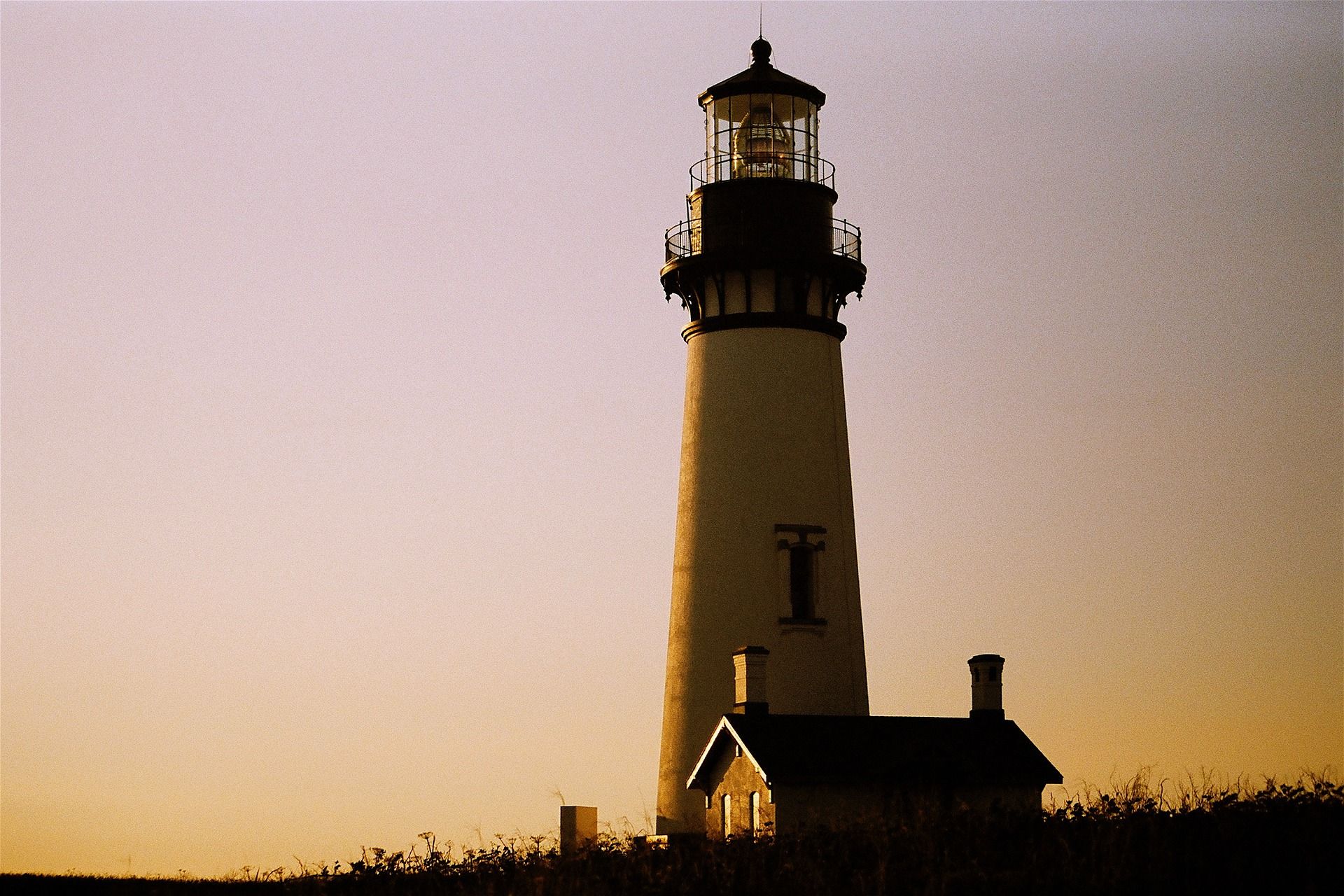 Sunset picture of Yaquina the Head Lighthouse in Newport