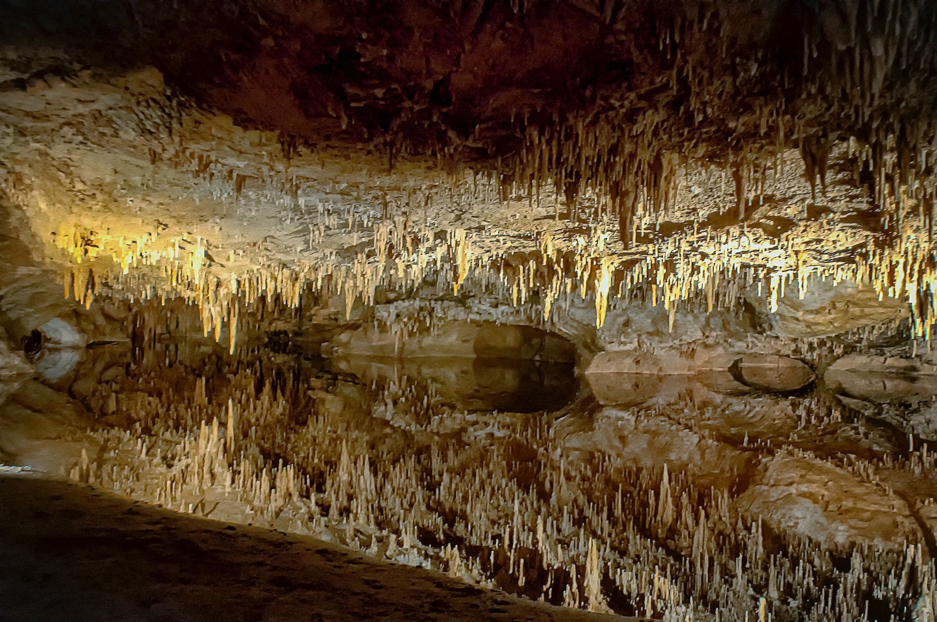 an optical illusion in a reflection, Luray Caverns