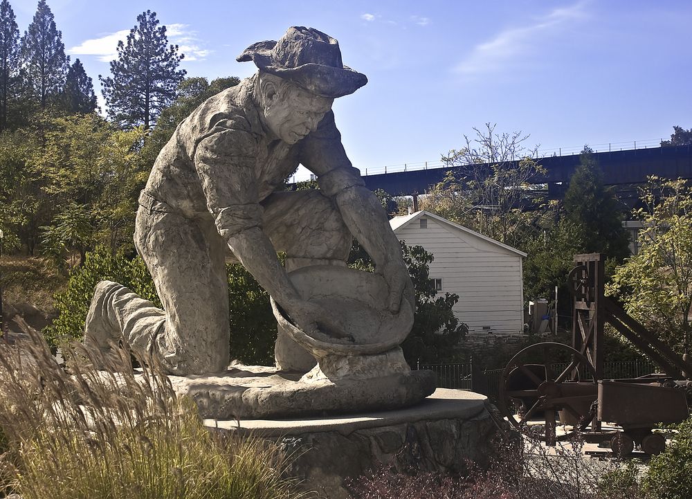 The statue of Auburn Miner