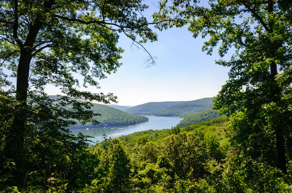 An example of the scenic views of lakes and the lush tree canopy that visitors can see when they hike in Allegany State Park, New York, USA