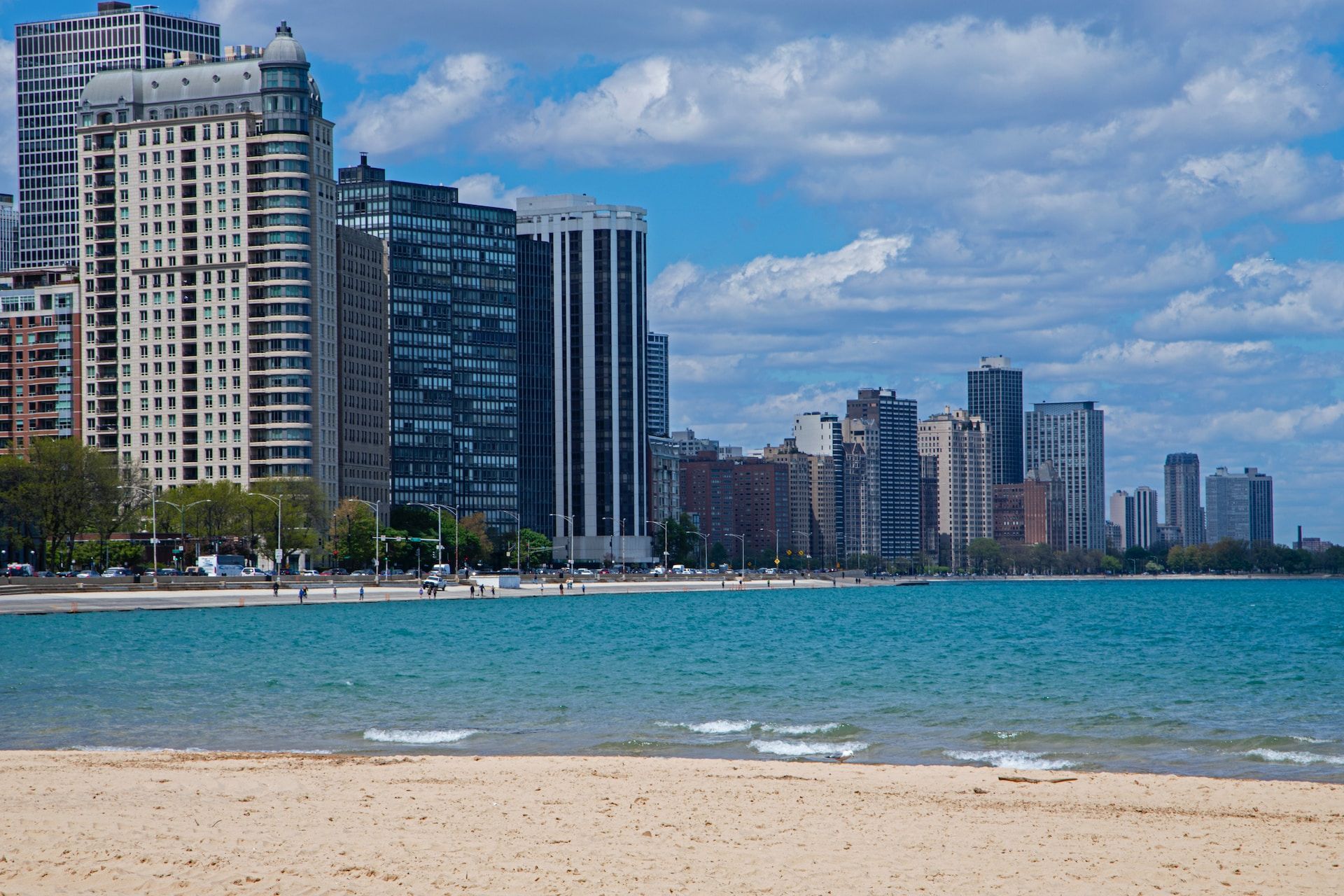10 Beaches In & Around Chicago That Make This State Feel Less Landlocked