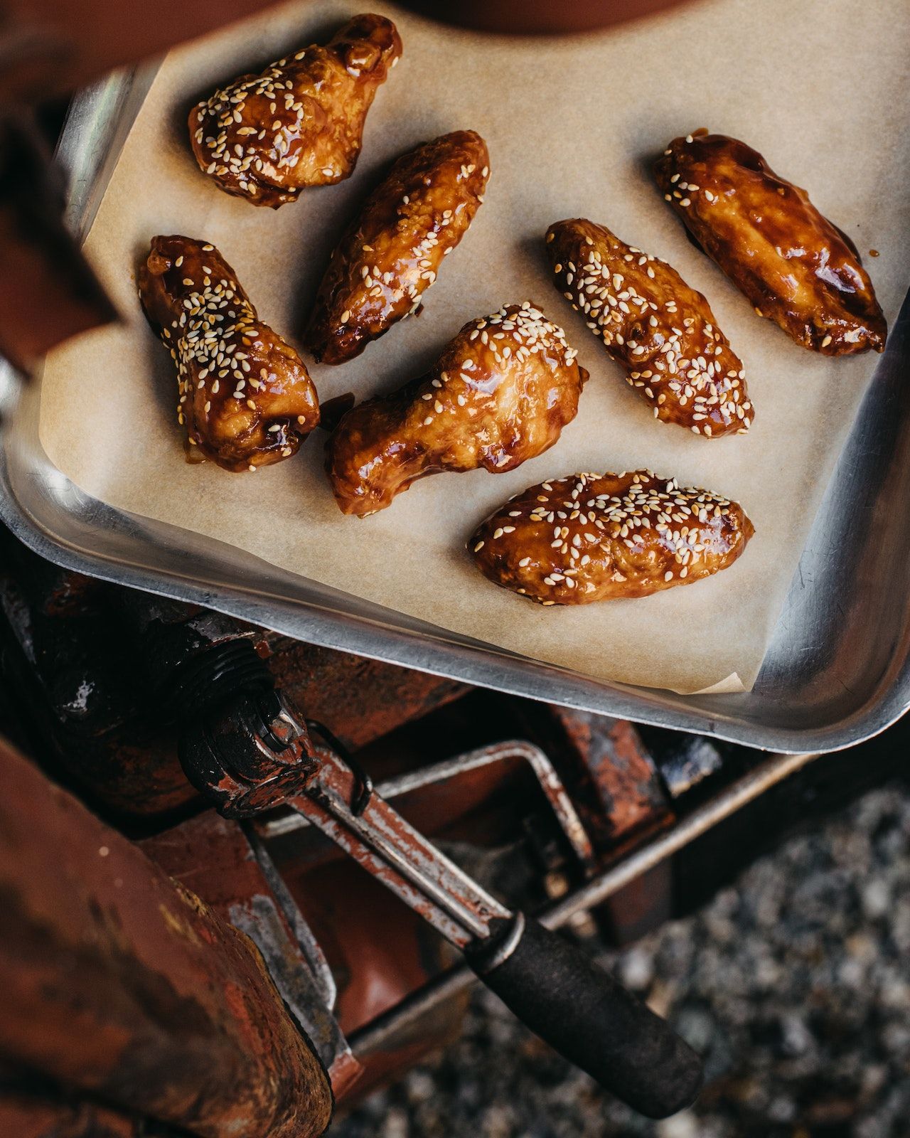 Chicken wings with sesame seeds