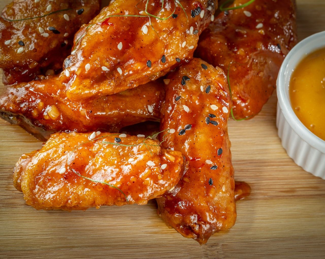 Spicy chicken wings with sesame seeds