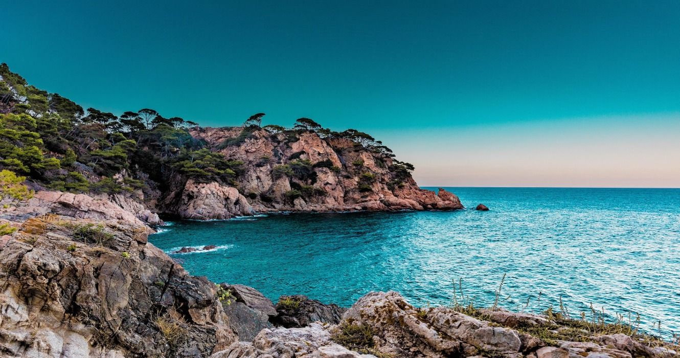 西班牙马贝拉海岸的悬崖和蓝色海洋