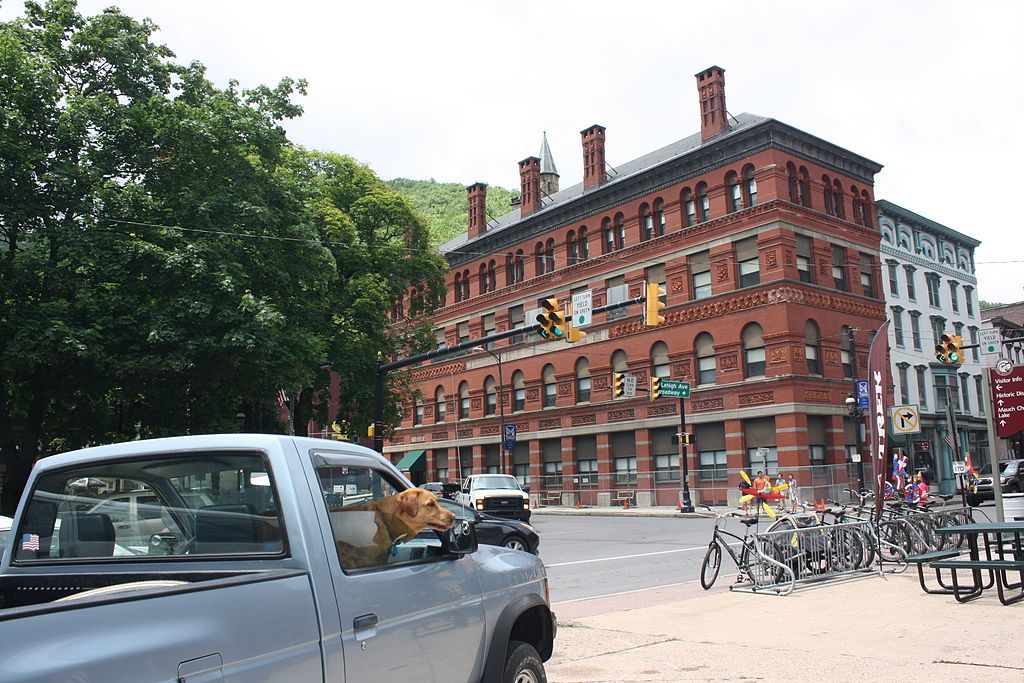 10 Things To Do In Jim Thorpe Complete Guide To Pennsylvania S Scenic   1024px Old Mauch Chunk Hd  Pa 01 