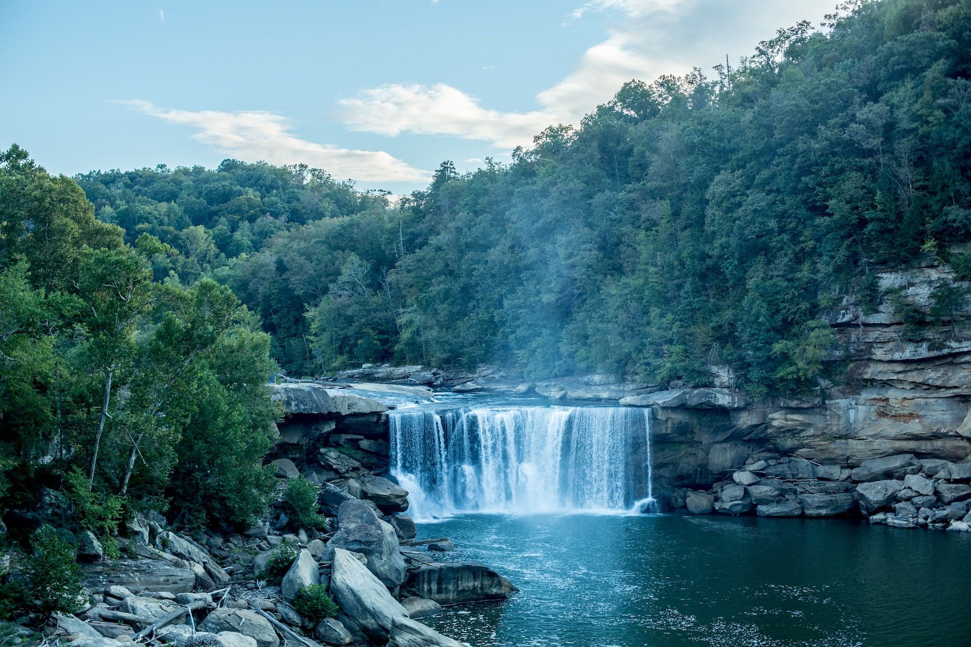 Cumberland Falls Waterfall, a famous attraction in Kentucky 