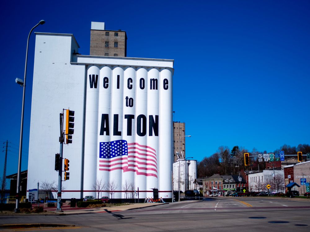 White grain silo painted with American flag in Alton, Illinois