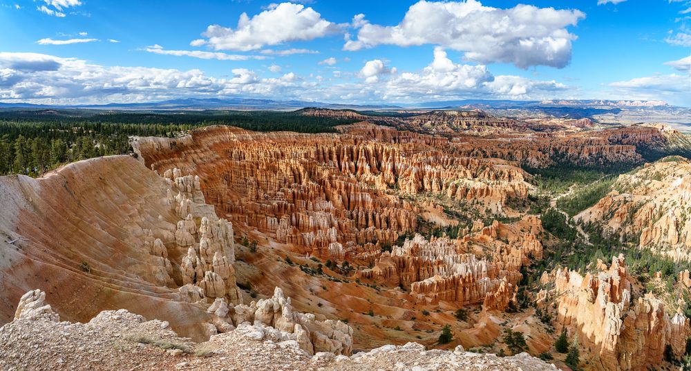 Hiking the Rim Trail in Bryce Canyon National Park, Utah, USA