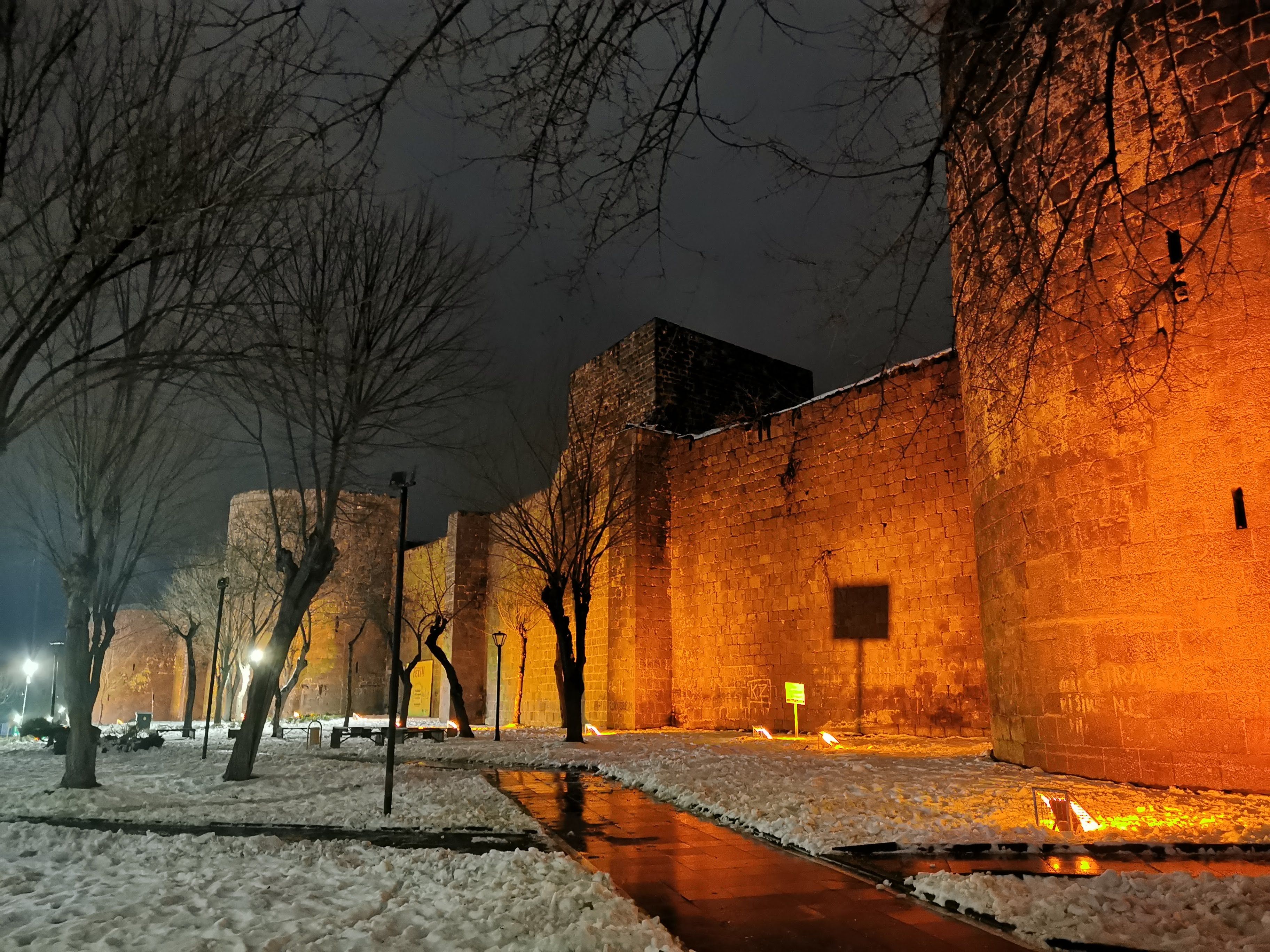 Walls of Diyarbakir at night