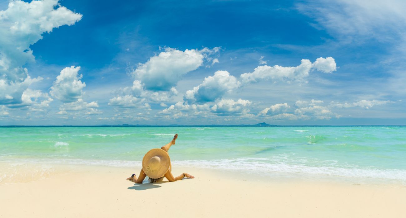 在格林纳达热带海滩上放松的女人