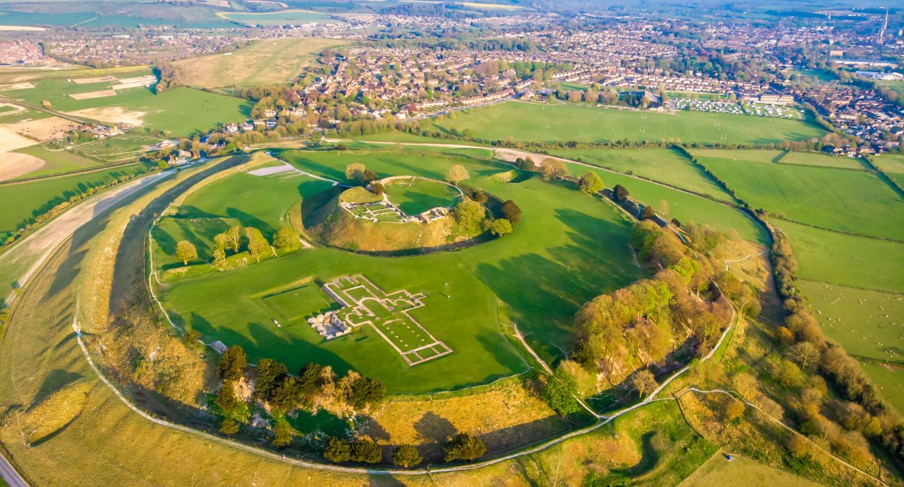 East view of the ancient city and castle of Old Sarum, above Salisbury  Plain. The Celts referred to it as 'Sorviadum' meaning 'the fortress by the  gentle river' (the River Avon) Date