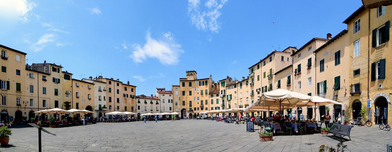 Piazza dell'Anfiteatro in Lucca