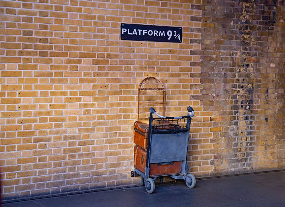 Platform 9 3 4 at king's cross station - Harry Potter Platform