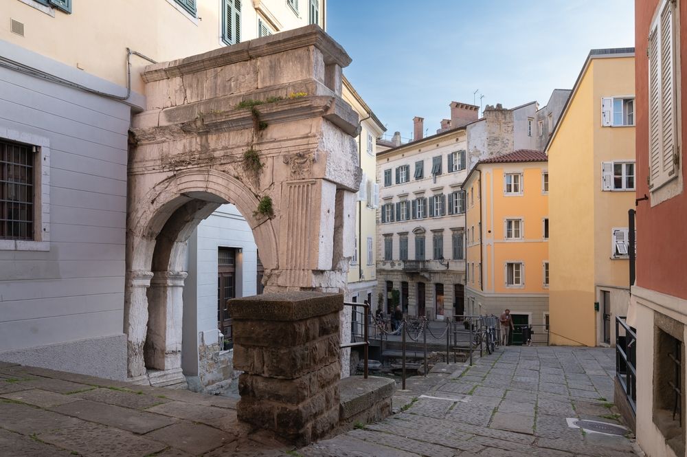 Arco di Riccardo, an ancient roman arch