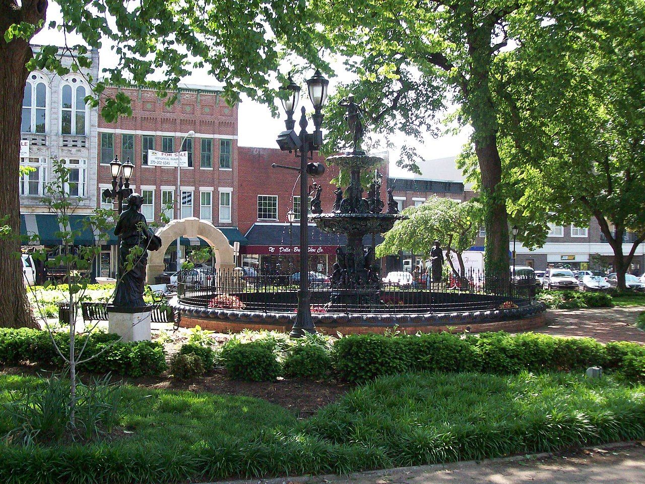 View of a fountain amid greenery in a park in Bowling Green, Kentucky