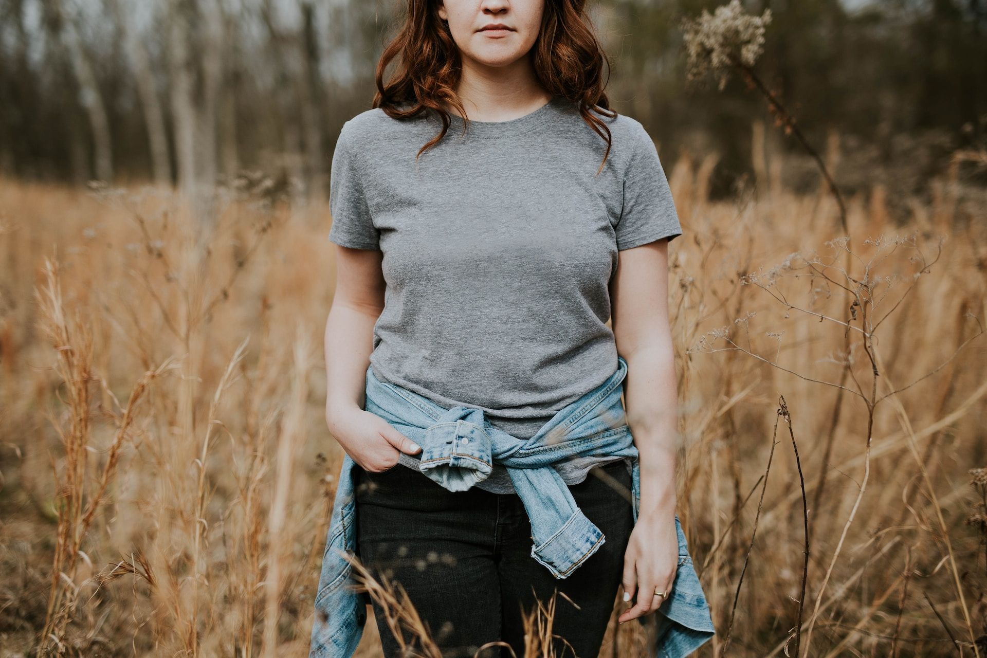 A woman traveler in t-shirt