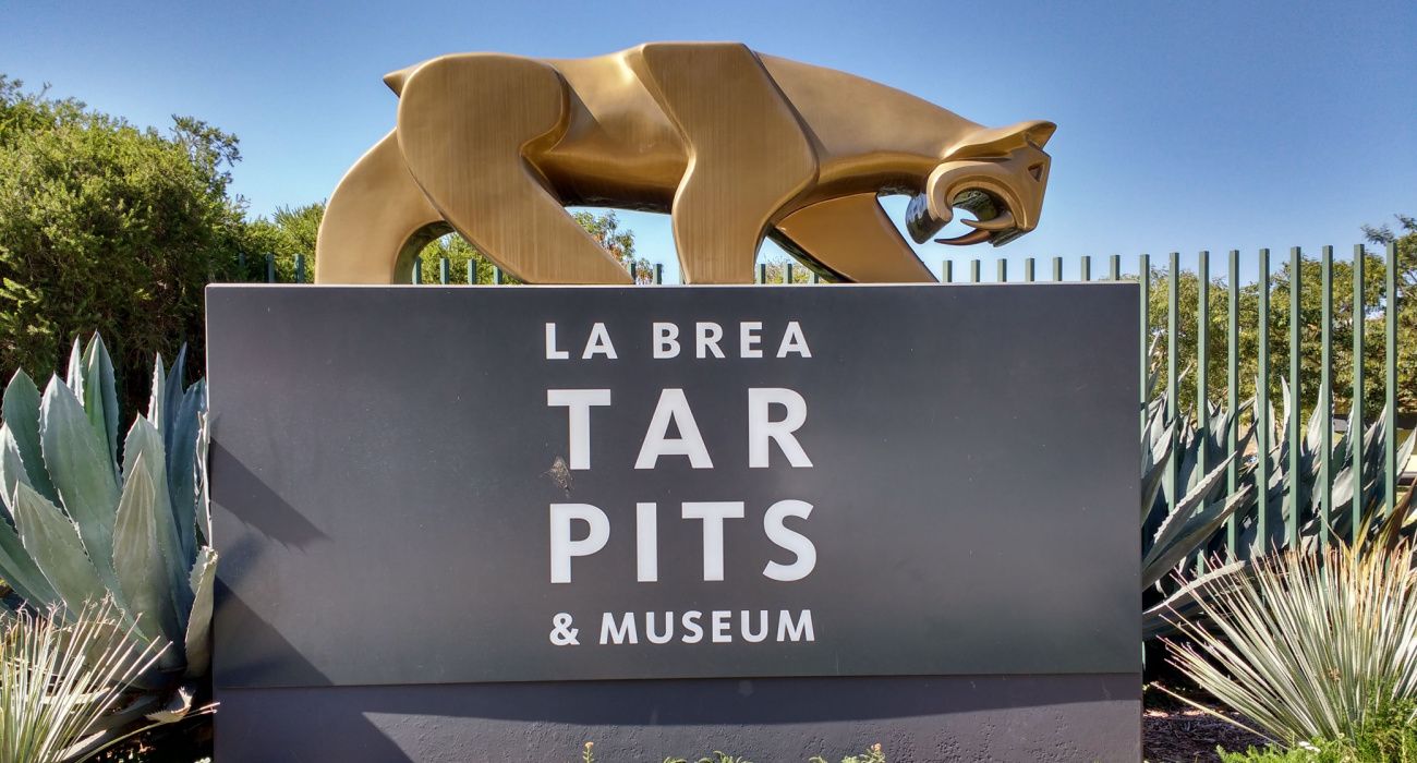 Close up of sign at the Wilshire Boulevard entrance to the La Brea Tar Pits